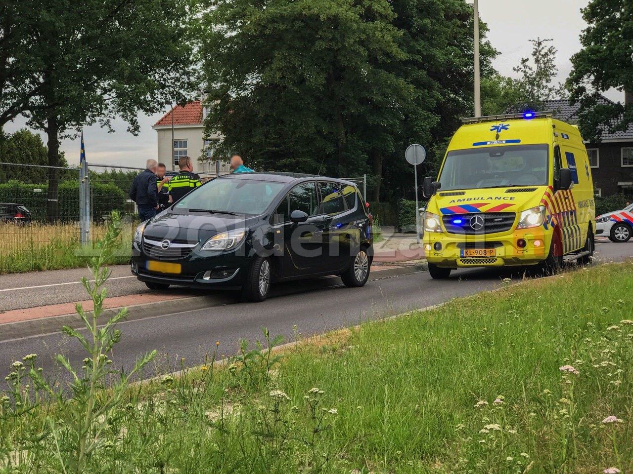 Fietsster met spoed naar het ziekenhuis; politie doet onderzoek