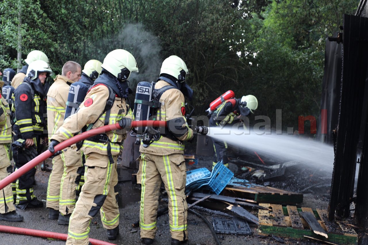 Video: Schuurbrand in Rossum vermoedelijk door blikseminslag