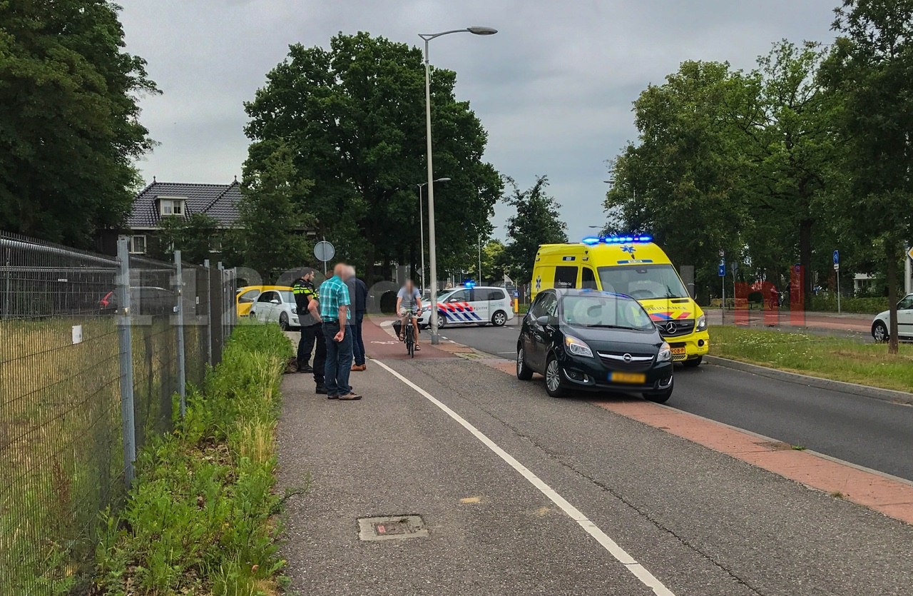 UPDATE: ‪Fietsster met spoed naar het ziekenhuis; politie doet onderzoek naar oorzaak ongeval In Oldenzaal