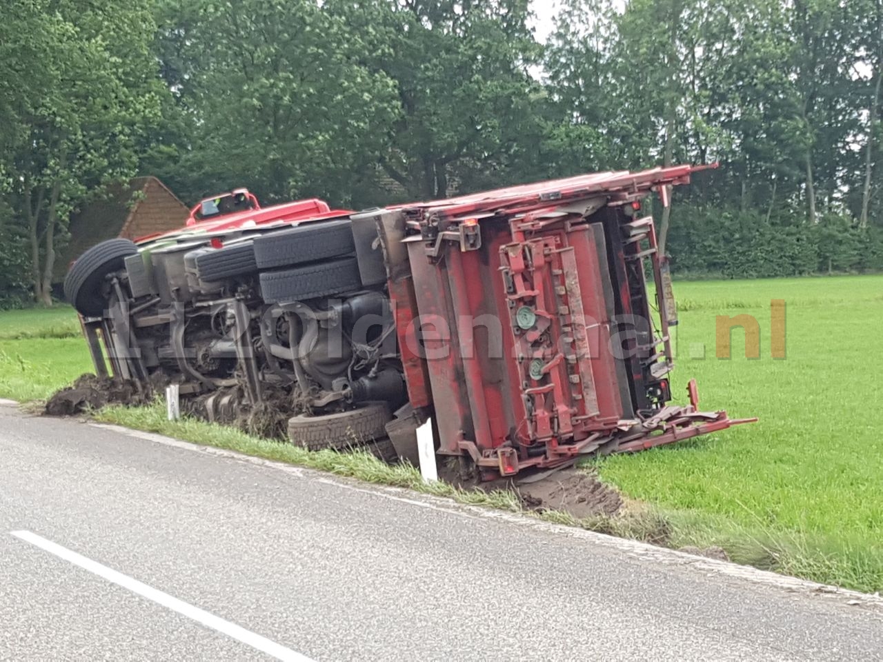 Foto 2: Vrachtwagen gekanteld in Ootmarsum; chauffeur gewond naar het ziekenhuis