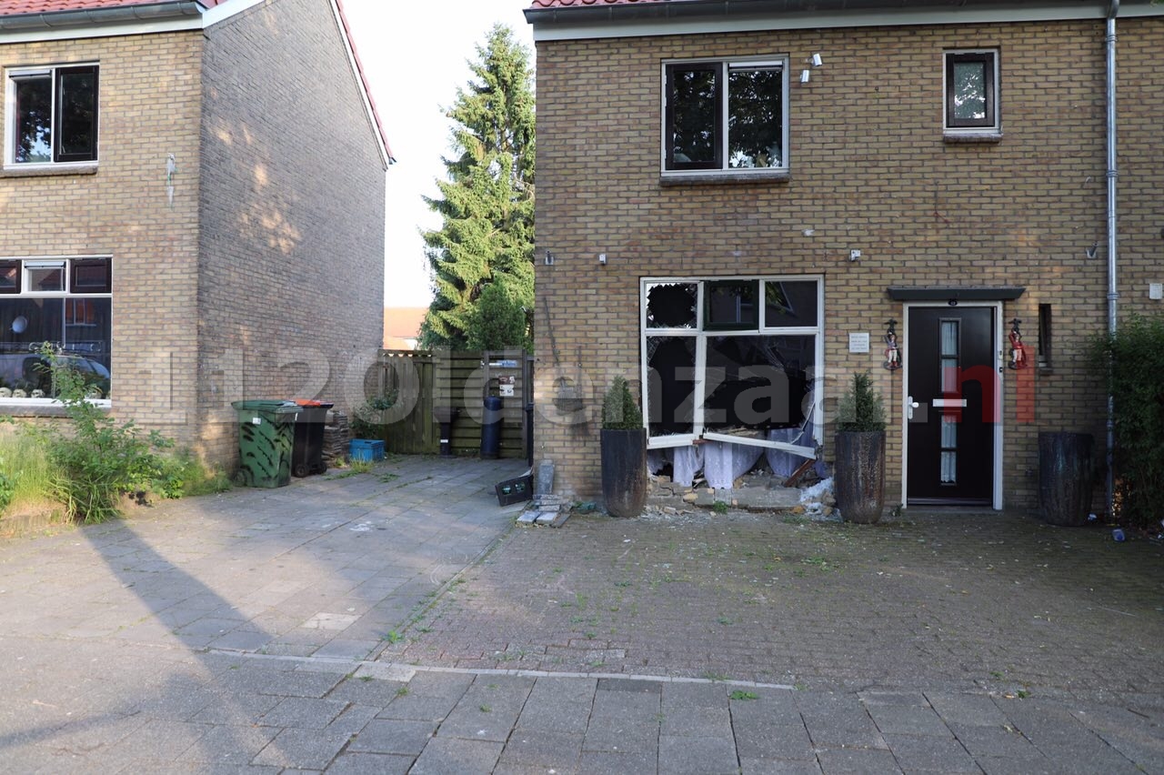 Foto: Automobilist rijdt woning binnen in Oldenzaal en slaat op de vlucht