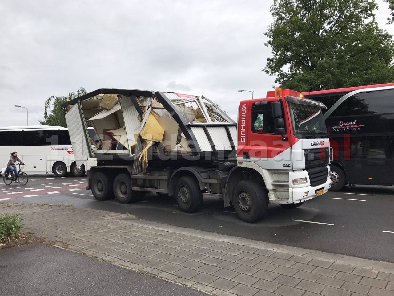 Te hoge vrachtwagen zorgt voor ravage in Oldenzaal