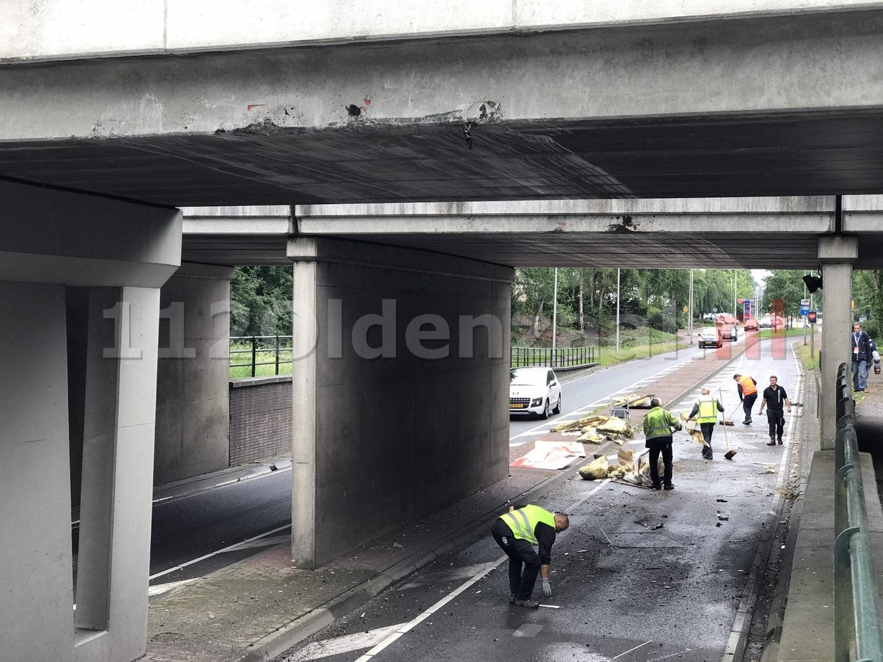 Foto 2: Te hoge vrachtwagen zorgt voor ravage in Oldenzaal