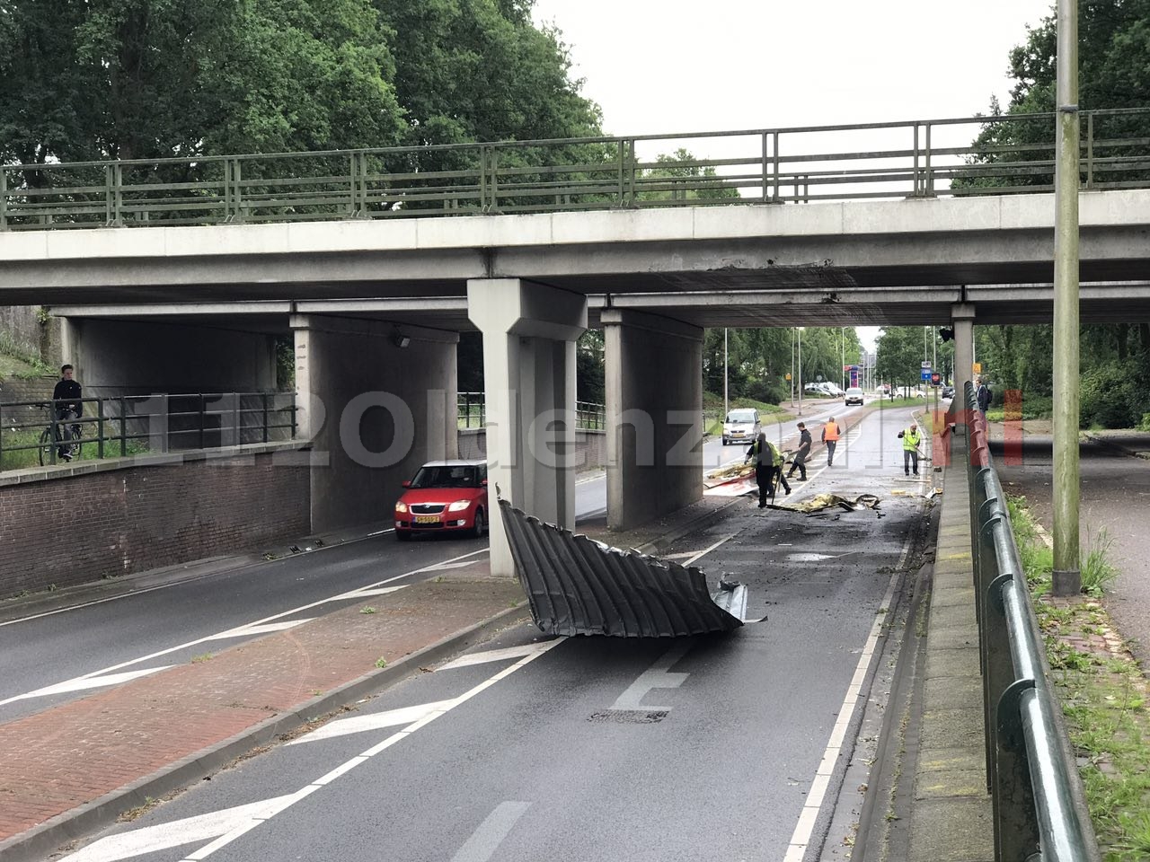 Foto 3: Te hoge vrachtwagen zorgt voor ravage in Oldenzaal