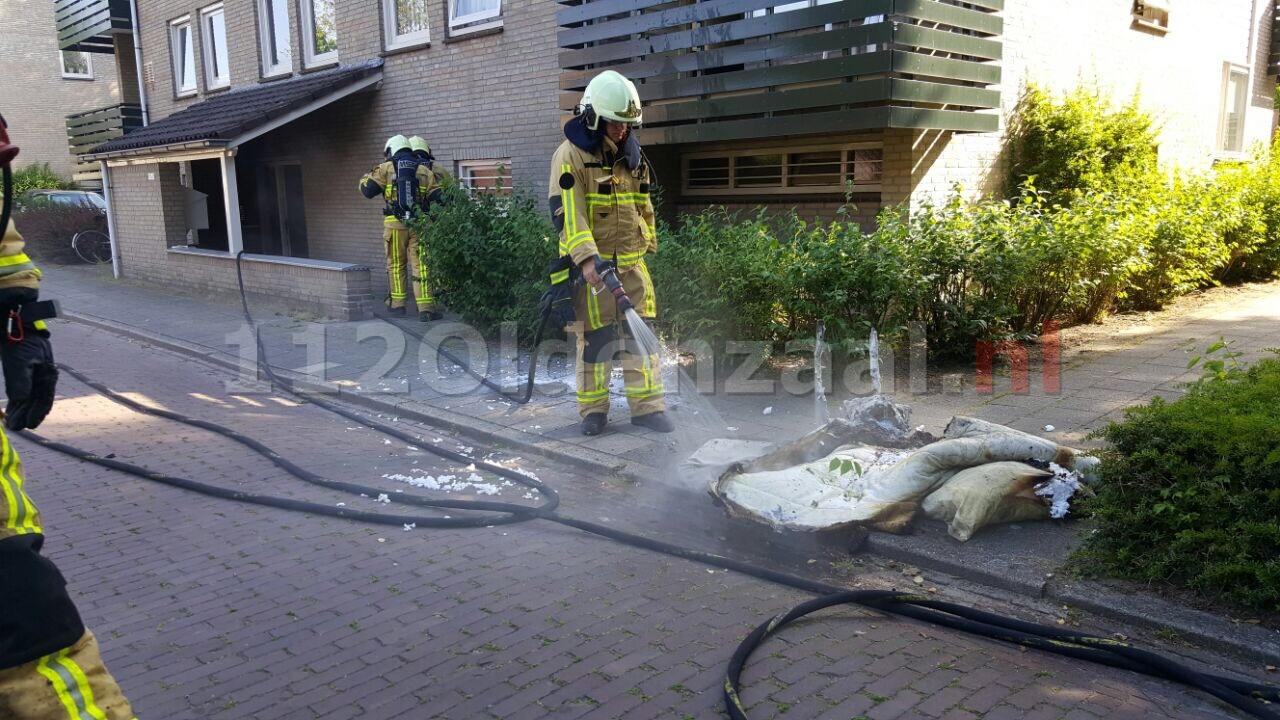 Bewoner ademt rook in bij blussen brand op slaapkamer in Losser