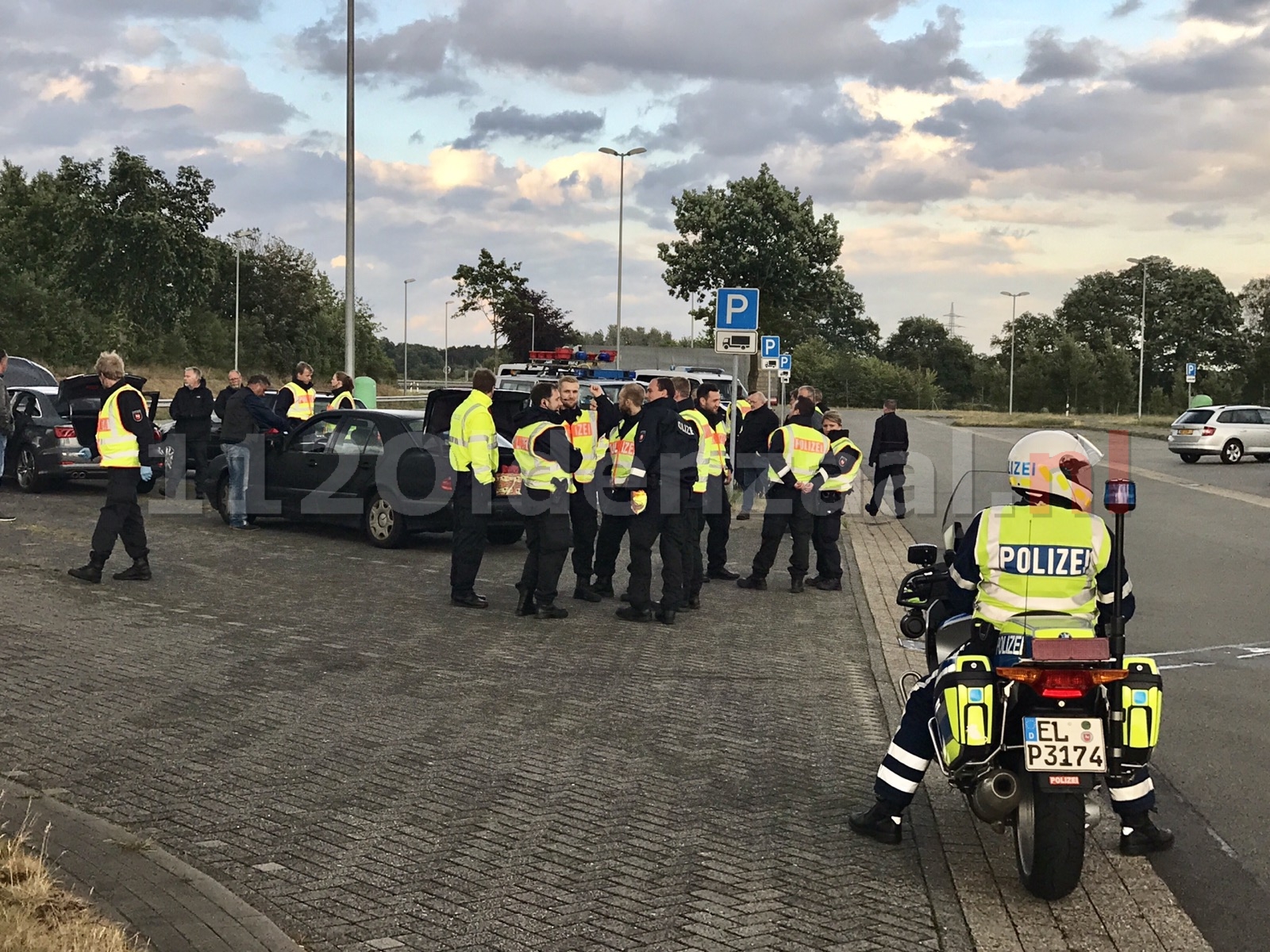 Foto en video: Drugs aangetroffen bij grote verkeerscontrole over de grens bij De Lutte