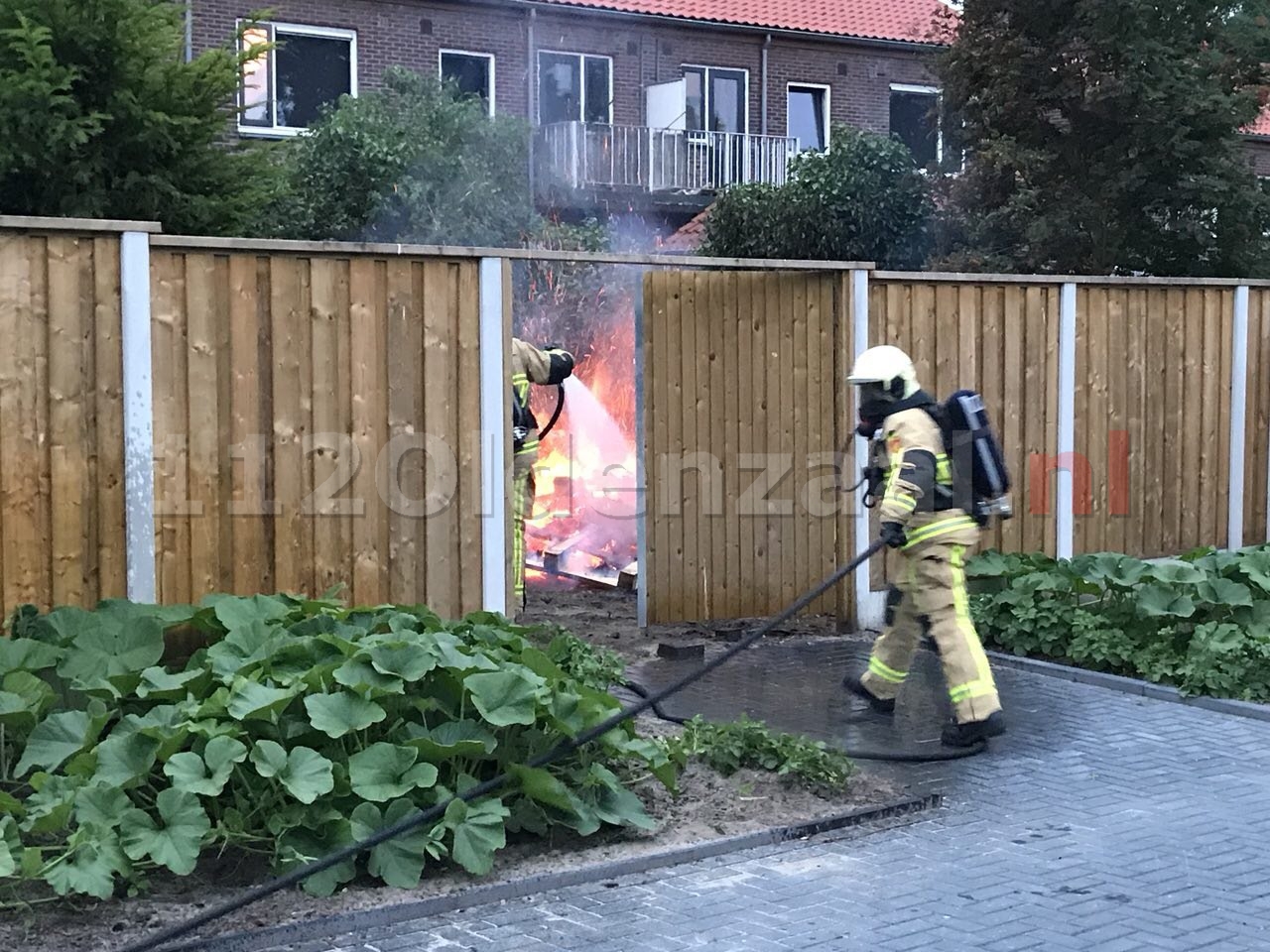Foto 2: Brand achter in tuin Dr. Poelstraat Oldenzaal