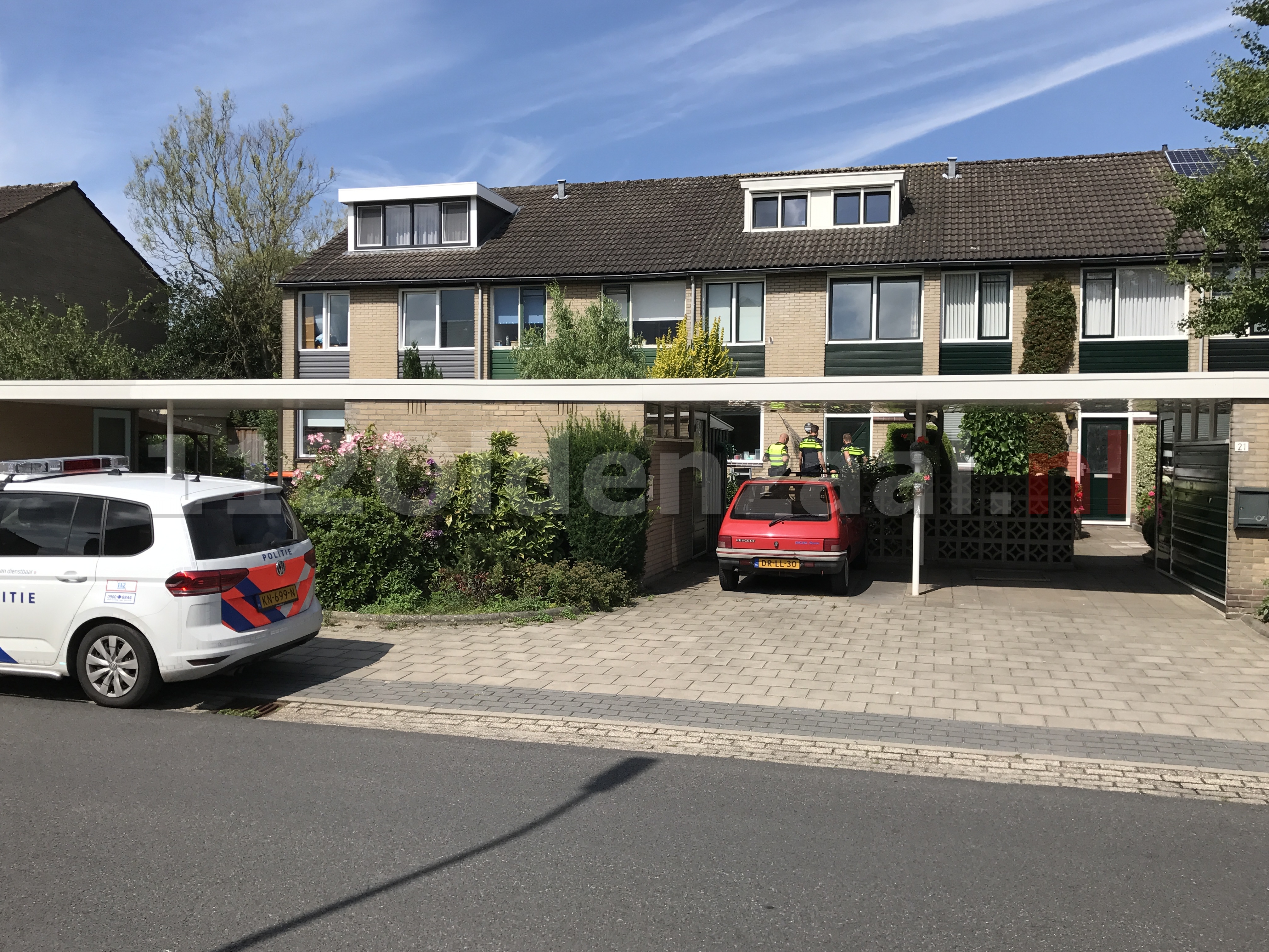 Foto 2: Brandweer forceert deur woning Hunenborglaan