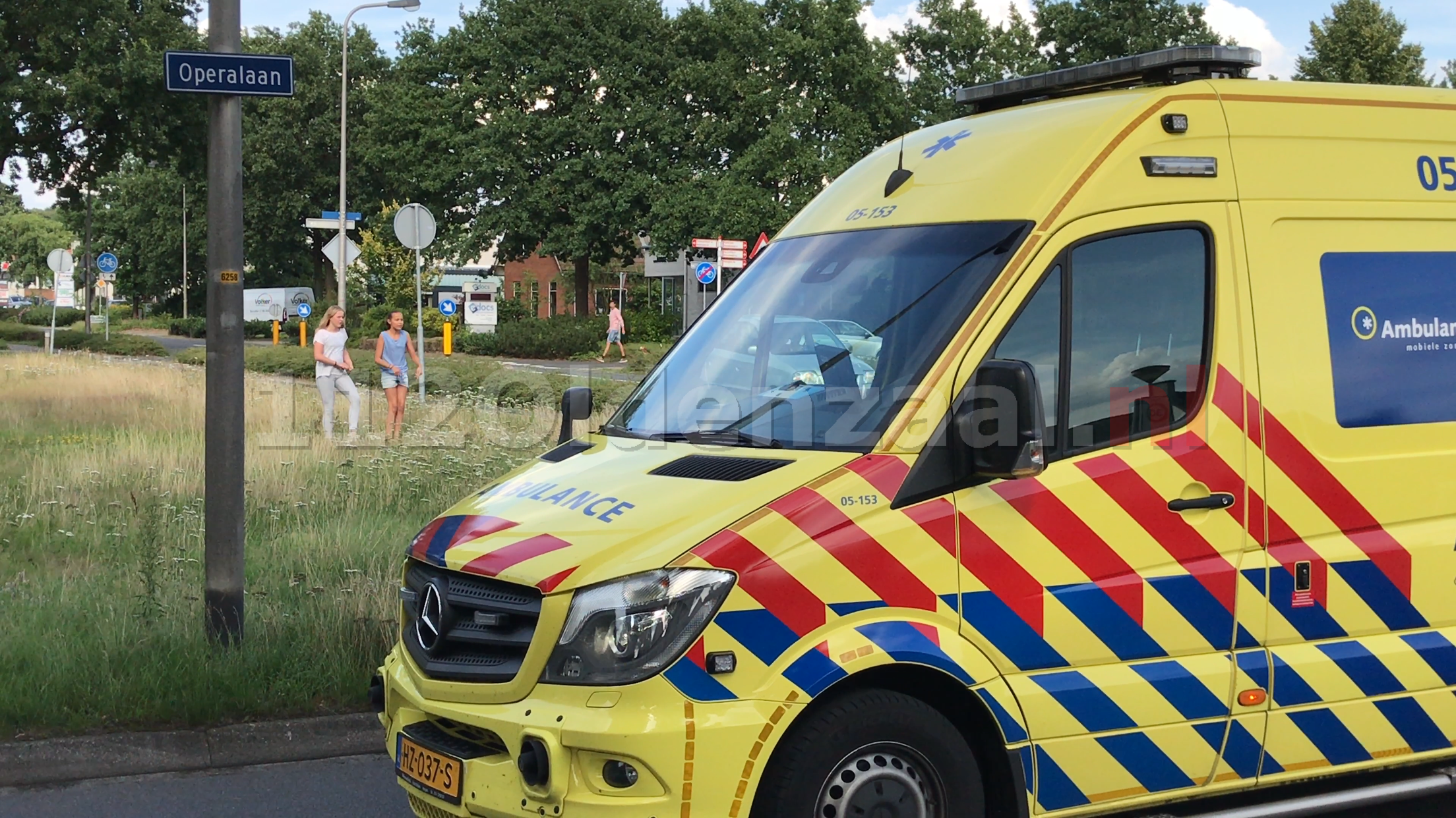 Video: Auto over de kop bij aanrijding in Oldenzaal