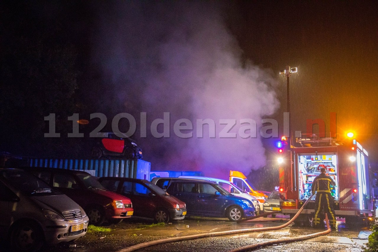 Foto 2: Auto’s gaan in vlammen op bij recyclingbedrijf in Oldenzaal