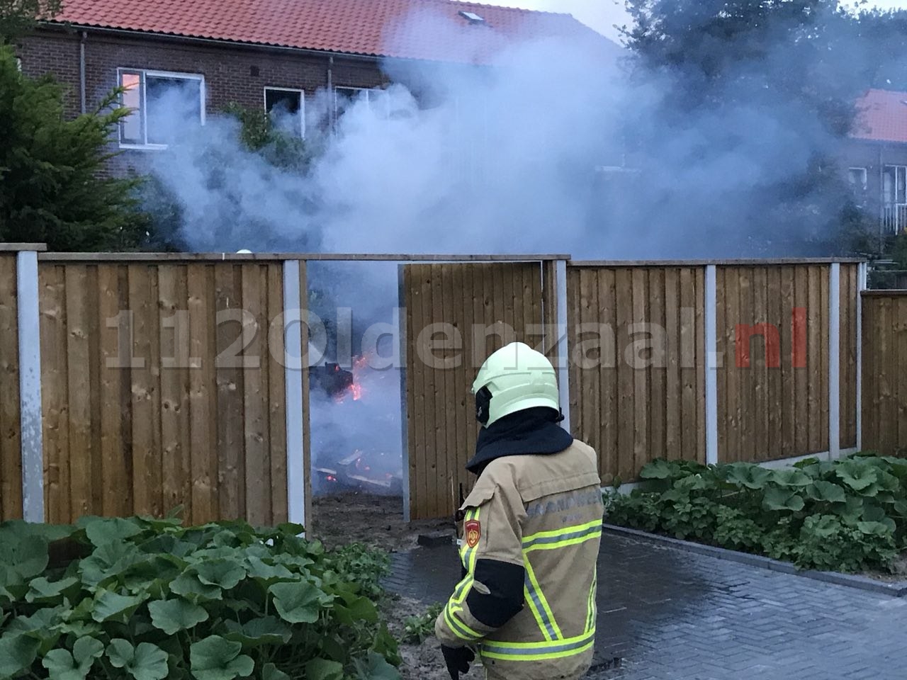 Video: Brand achter in tuin Dr. Poelstraat Oldenzaal
