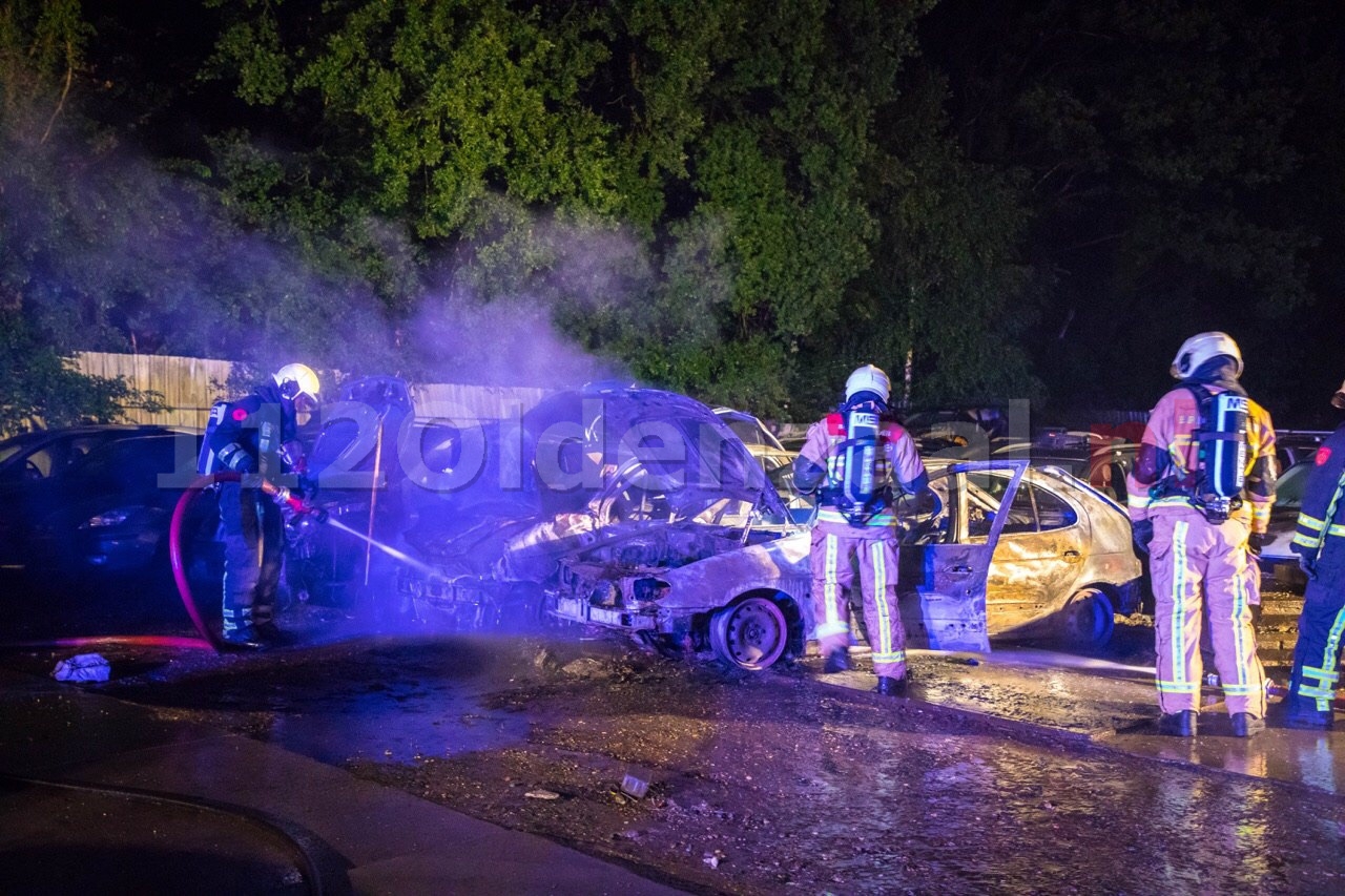 Foto 3: Auto’s gaan in vlammen op bij recyclingbedrijf in Oldenzaal