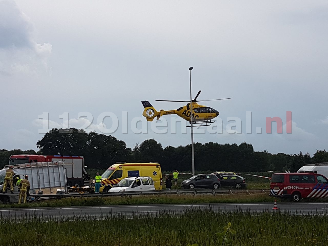 UPDATE: Ernstige aanrijding op de A1 bij Hengelo, snelweg afgesloten, traumahelikopter geland