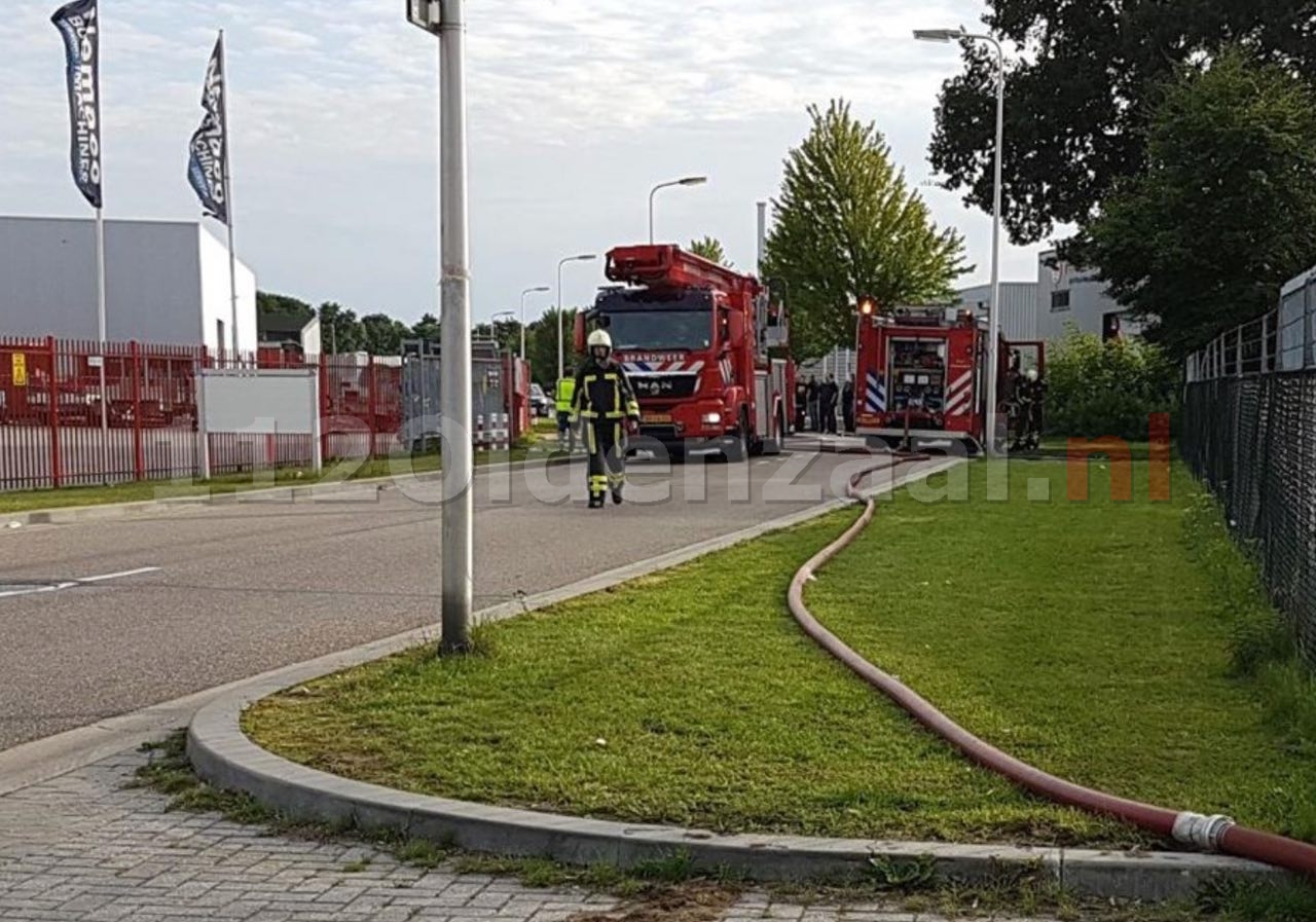 Foto 2: Brand zet bedrijfshal in Oldenzaal vol rook, bedrijf ontruimd
