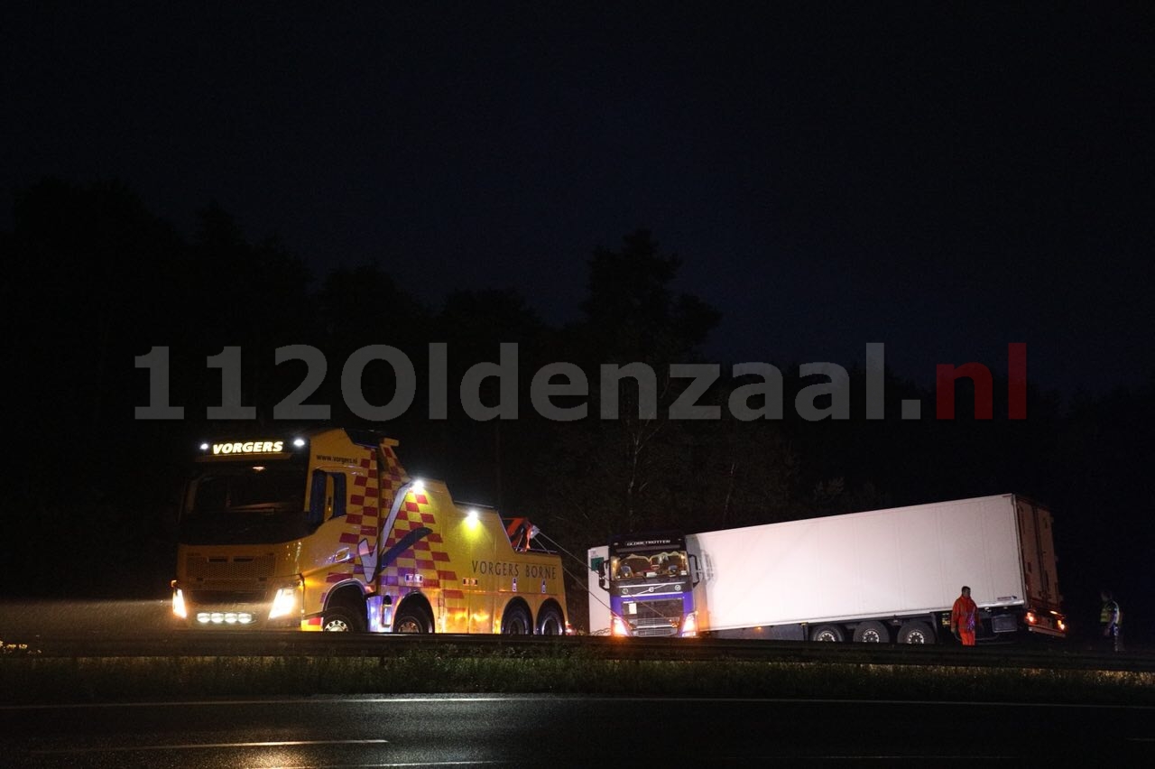 Foto: A1 uren afgesloten door geschaarde vrachtwagen