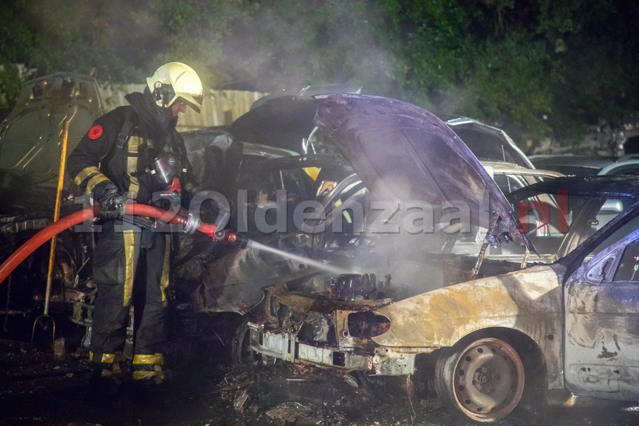 Foto 4: Auto’s gaan in vlammen op bij recyclingbedrijf in Oldenzaal