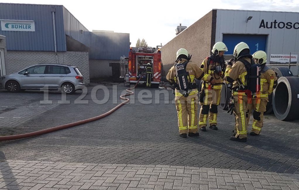 video: Brand zet bedrijfshal in Oldenzaal vol rook, bedrijf ontruimd