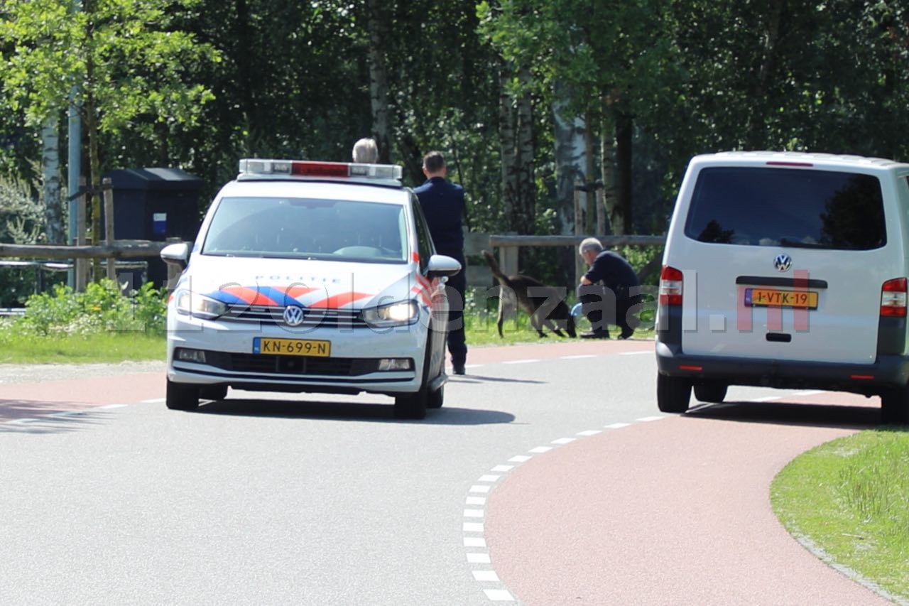Foto 2: Politie doet onderzoek Bentheimerstraat De Lutte; weg afgesloten