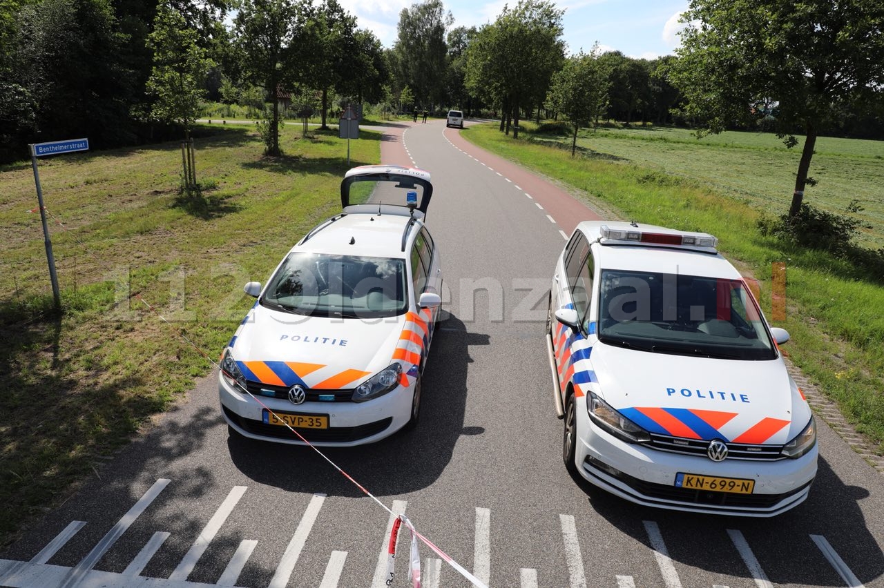 Video: Politie doet onderzoek Bentheimerstraat De Lutte; weg afgesloten