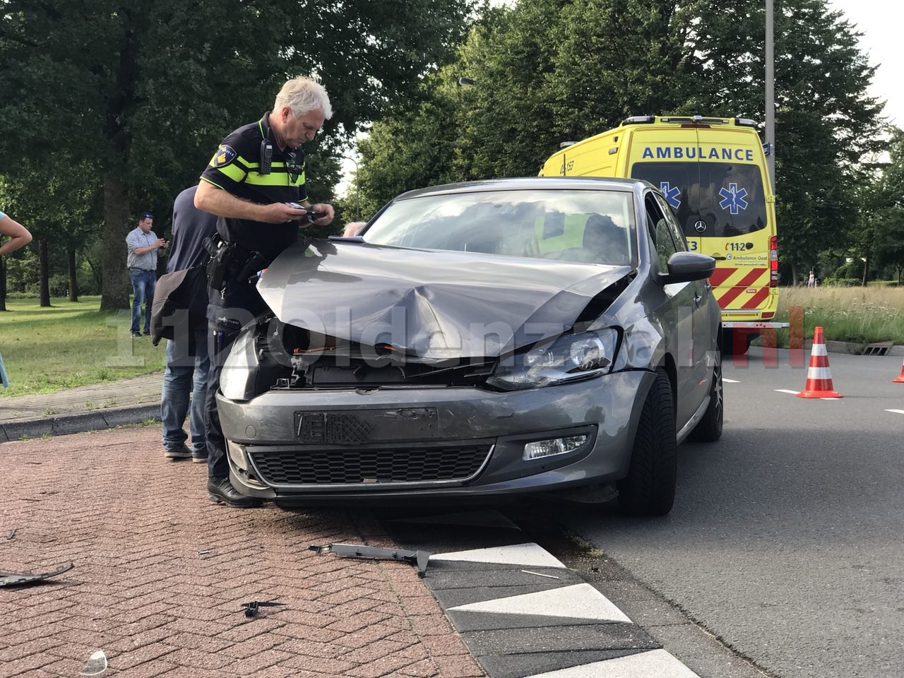 Foto 2: Auto over de kop bij aanrijding in Oldenzaal