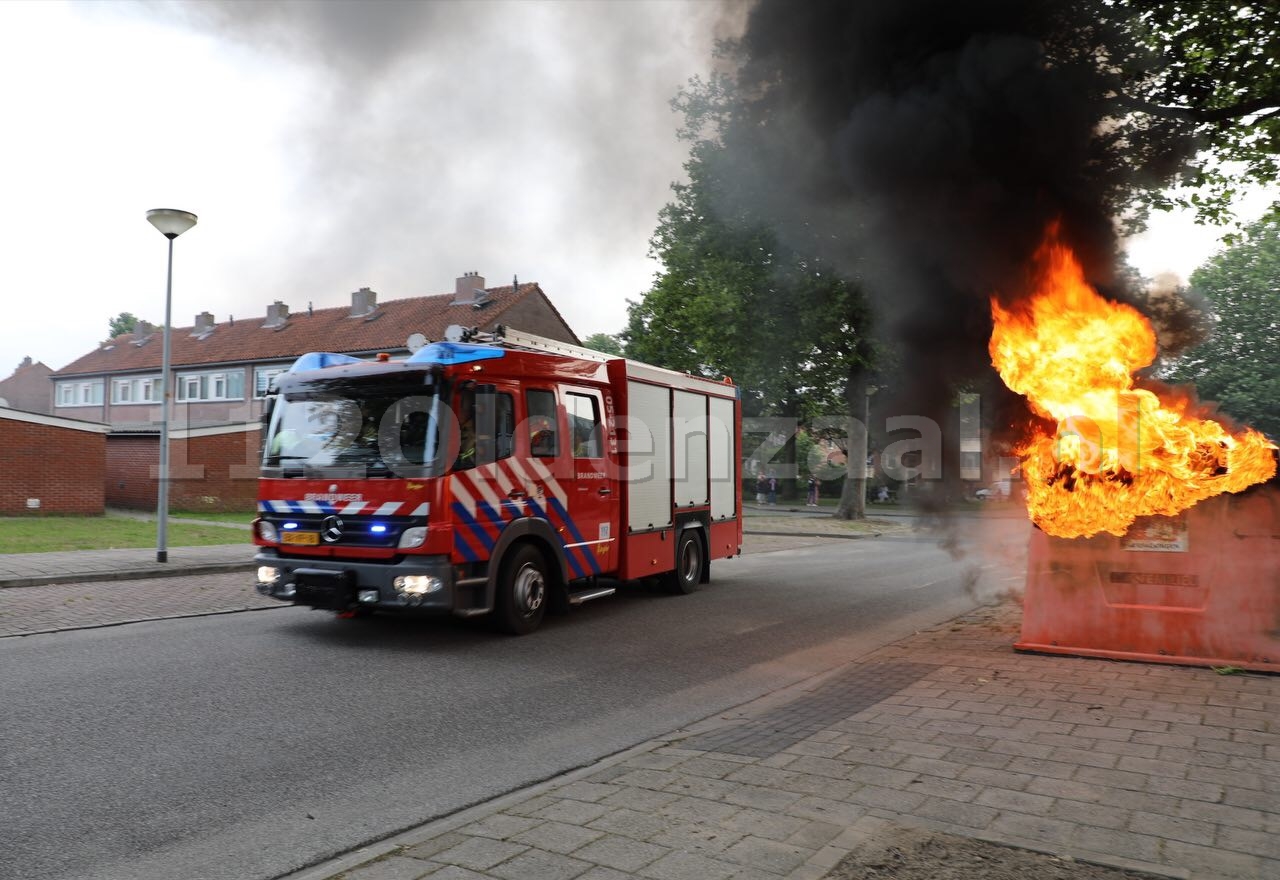 Video: Uitslaande containerbrand Tichelstraat Oldenzaal