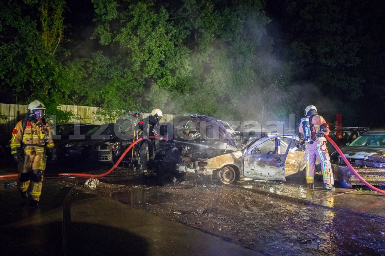 Video: Auto’s gaan in vlammen op bij recyclingbedrijf in Oldenzaal