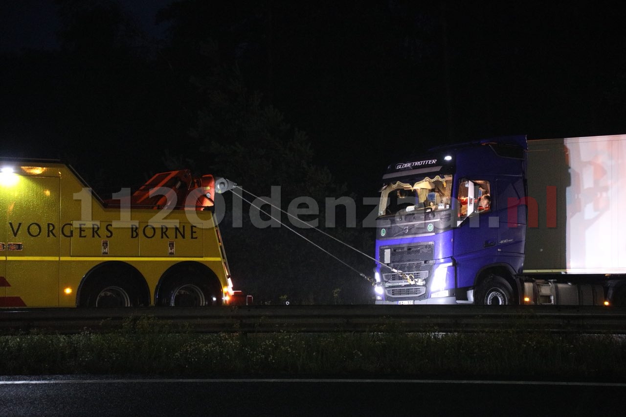 Foto 2: A1 uren afgesloten door geschaarde vrachtwagen