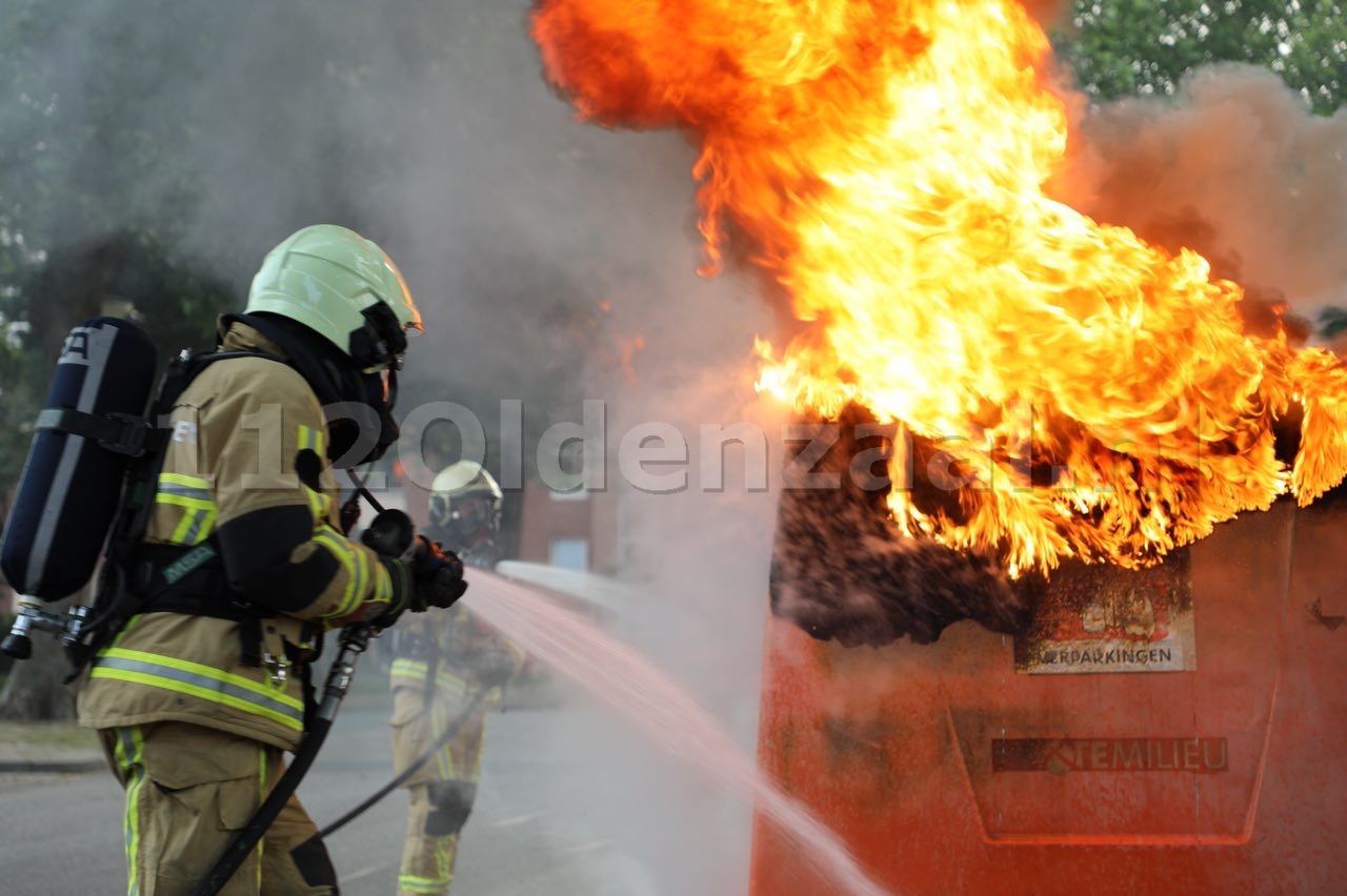 Foto 2: Uitslaande containerbrand Tichelstraat Oldenzaal