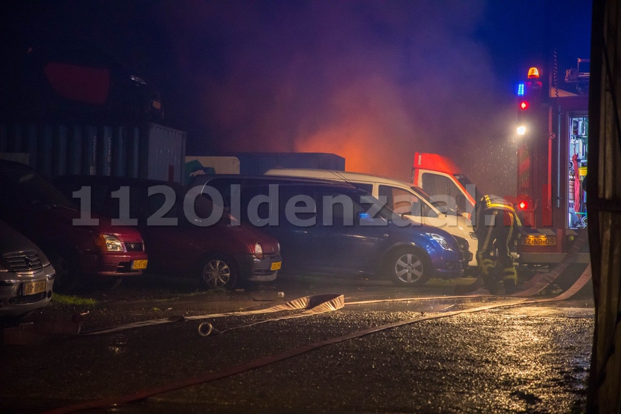 Foto: Auto’s gaan in vlammen op bij recyclingbedrijf in Oldenzaal