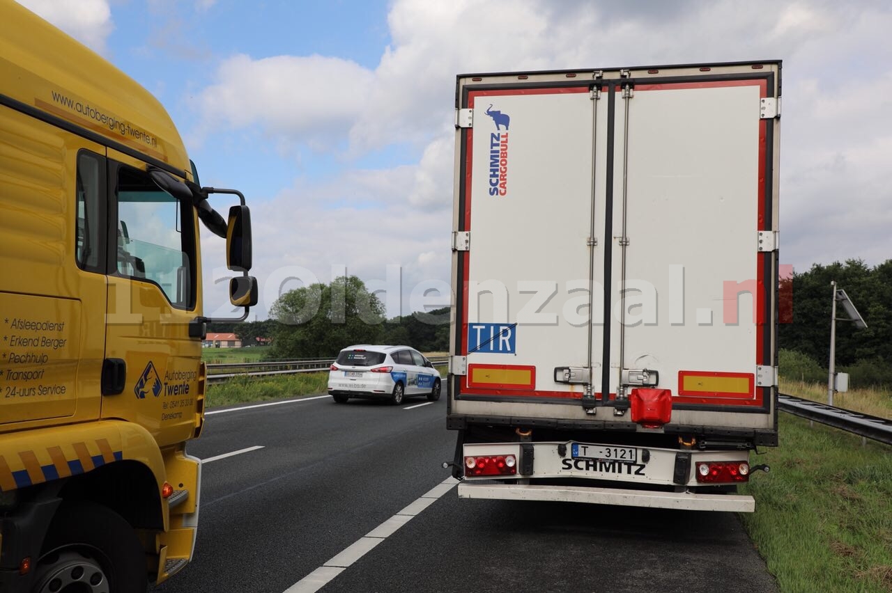 Aanrijding tussen twee vrachtwagens op de A1 De Lutte