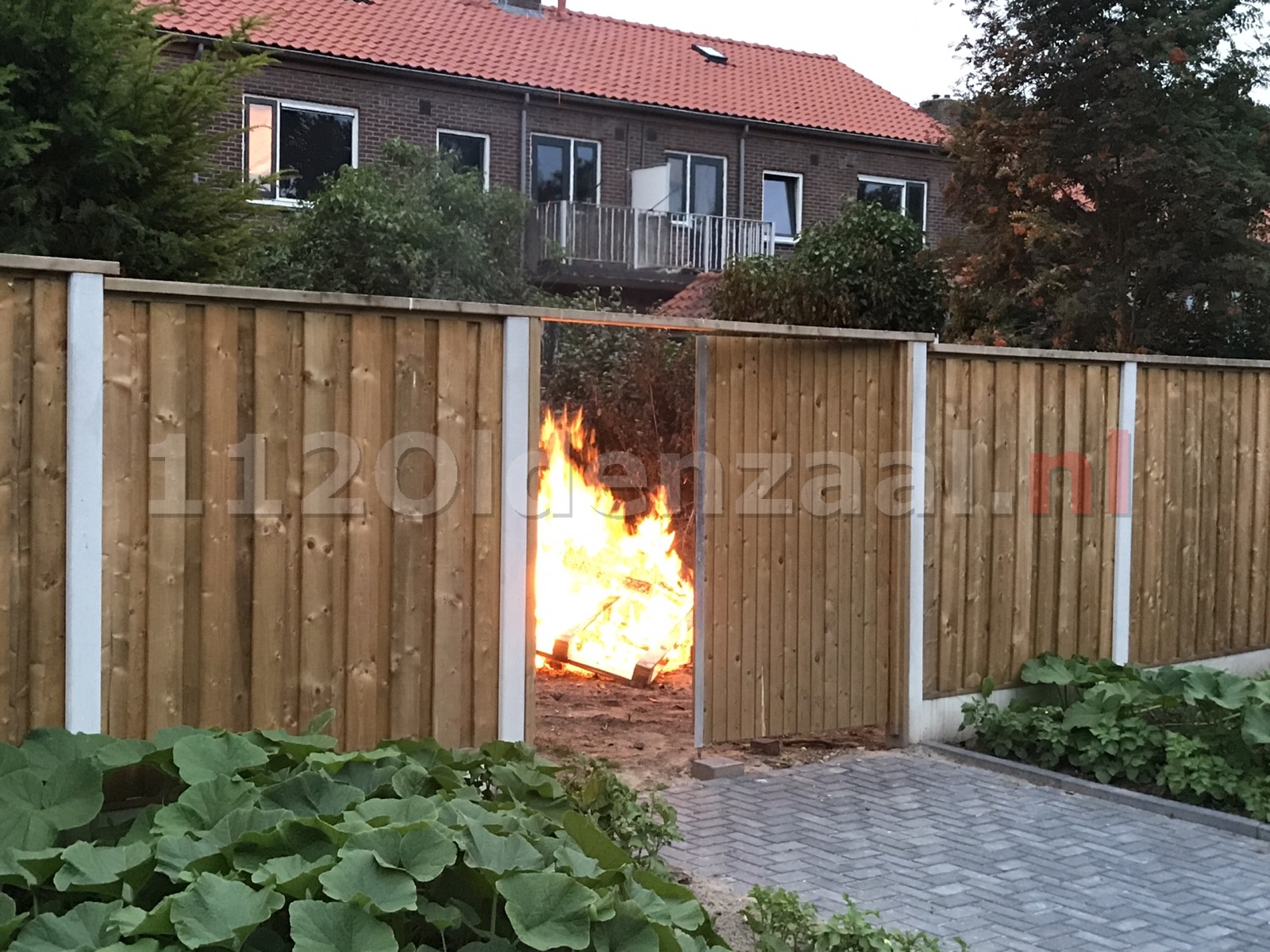Brand achter in tuin Dr. Poelstraat Oldenzaal
