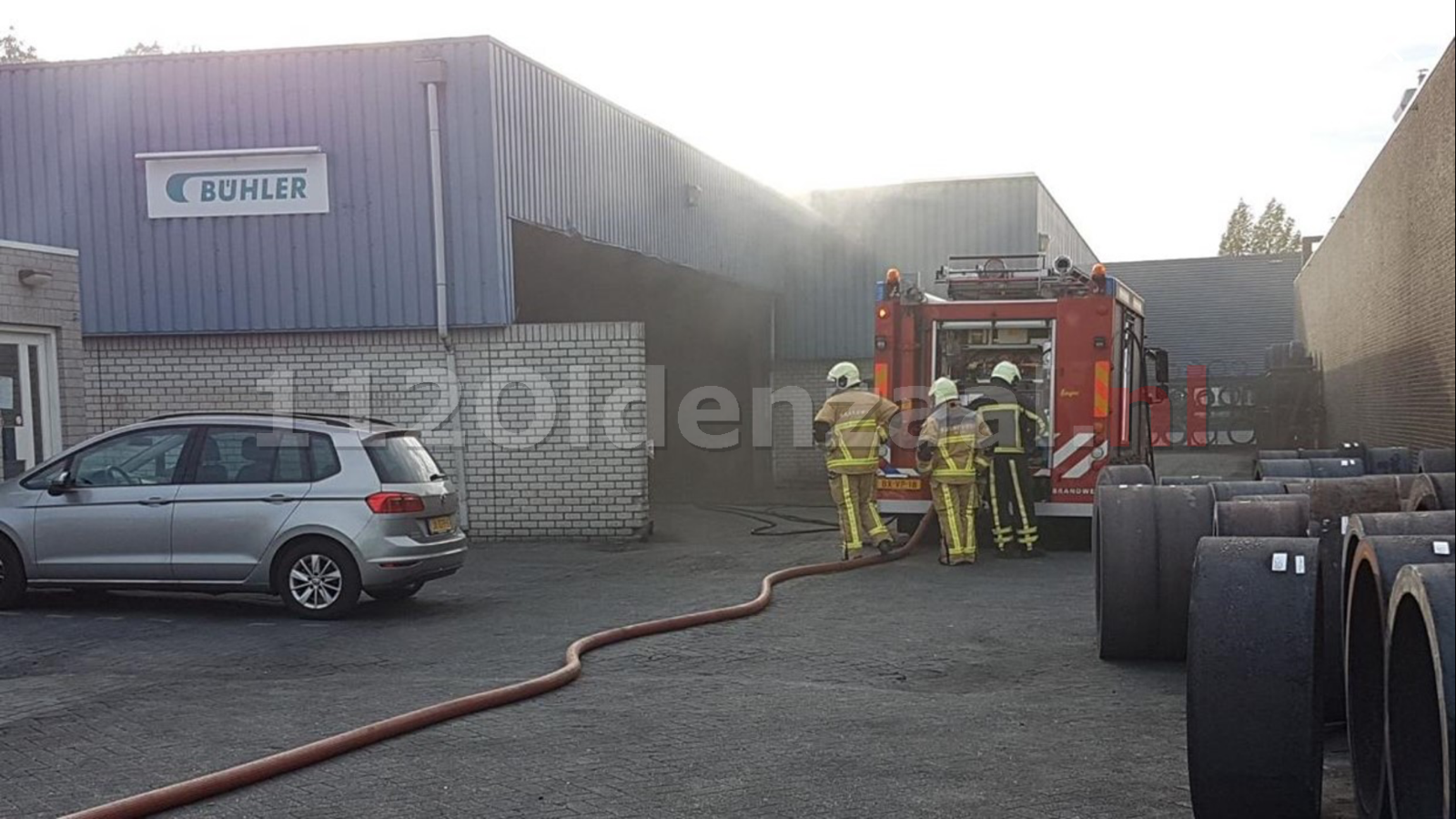 Brand zet bedrijfshal in Oldenzaal vol rook, bedrijf ontruimd