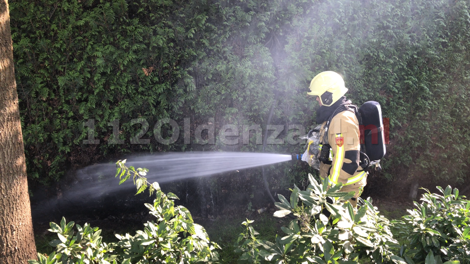 Video: Brandweer blust brandje begraafplaats Oldenzaal