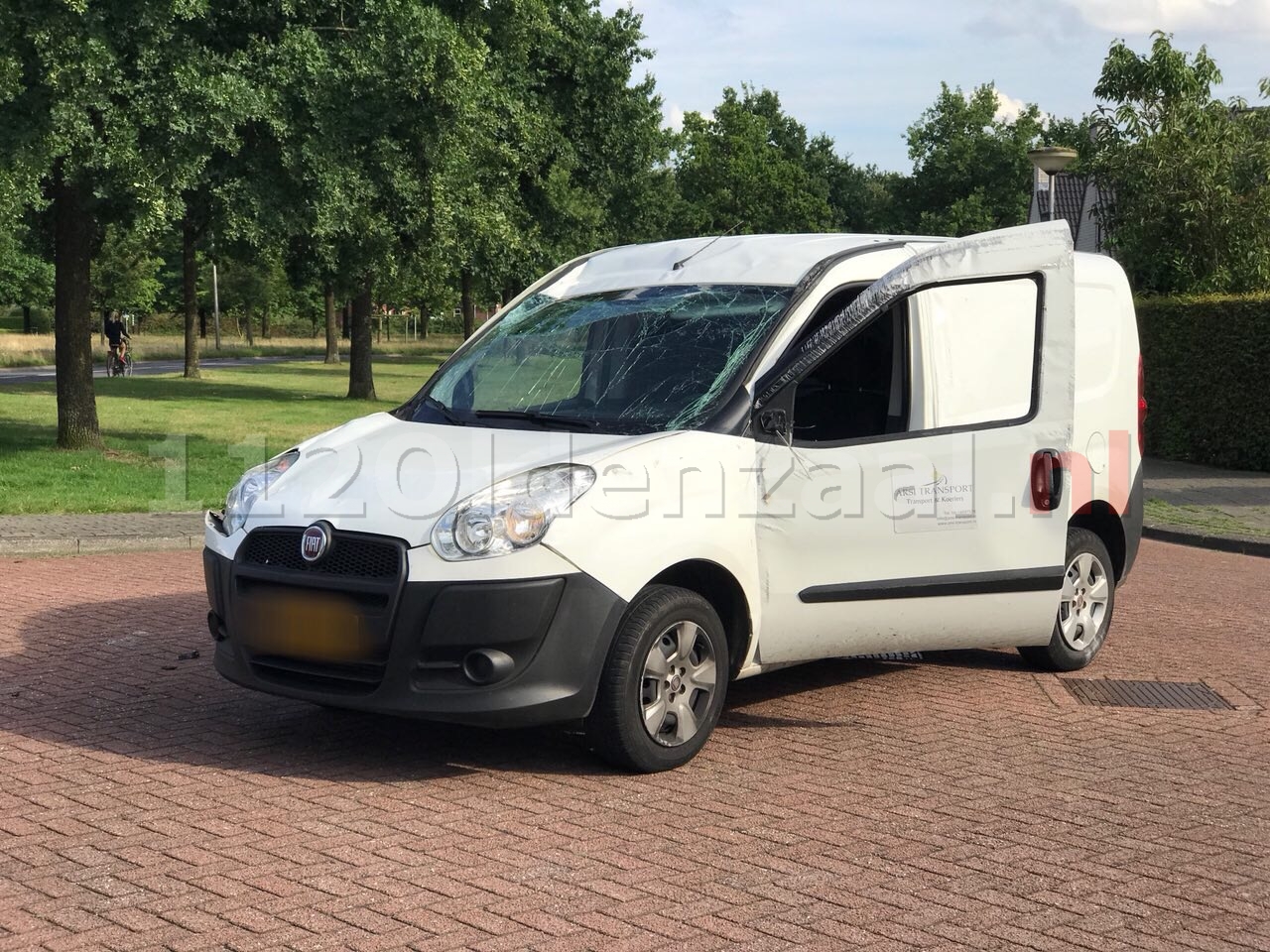 Auto over de kop bij aanrijding in Oldenzaal