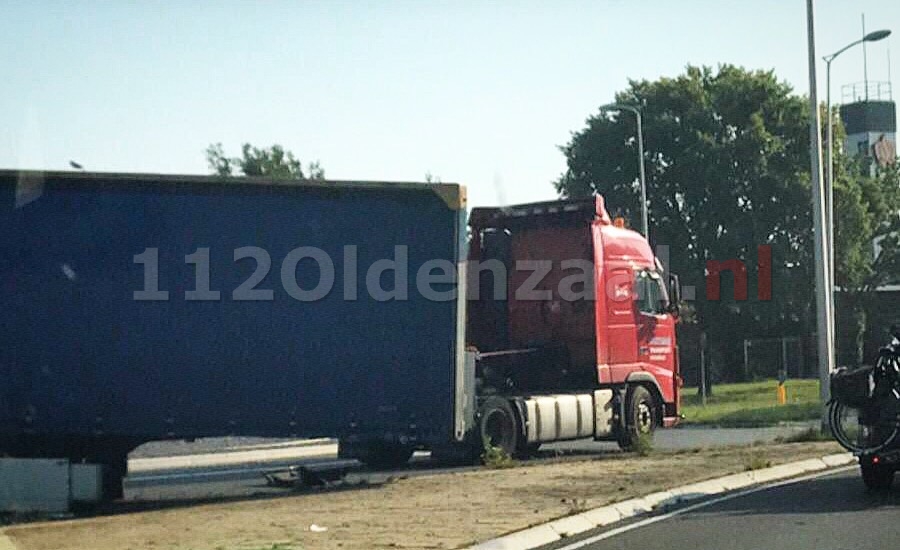 Foto: Vrachtwagen verliest trailer op rotonde in Oldenzaal