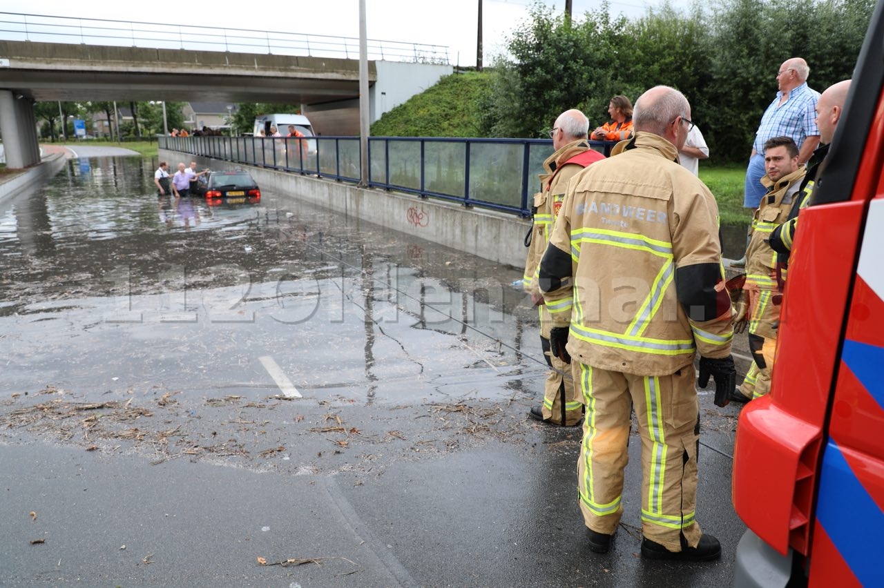 Foto 3: Auto kopje onder in tunnelbak van viaduct na hevige regenval Oldenzaal