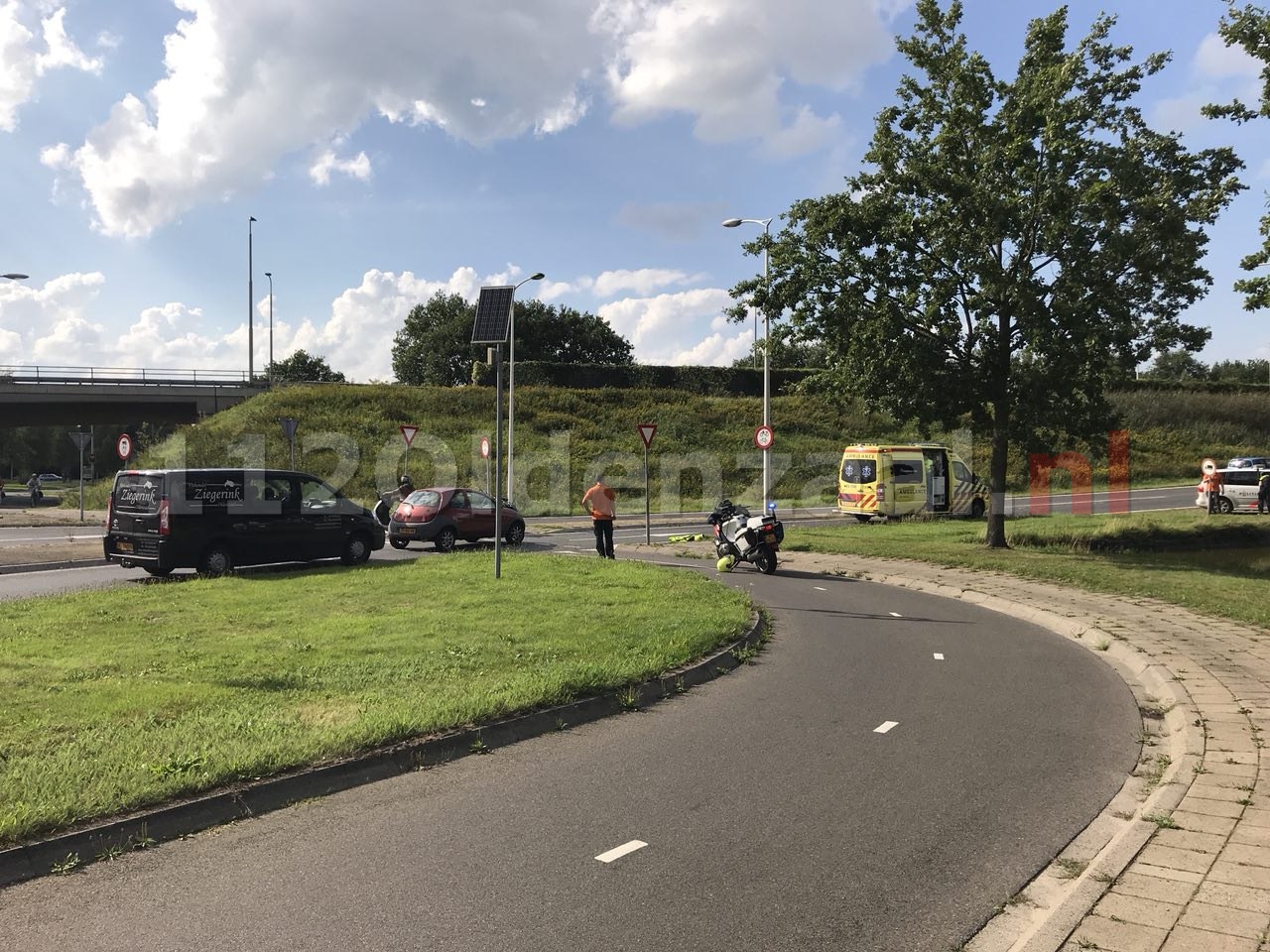 Foto 2: Fietsster gewond bij aanrijding met auto in Oldenzaal