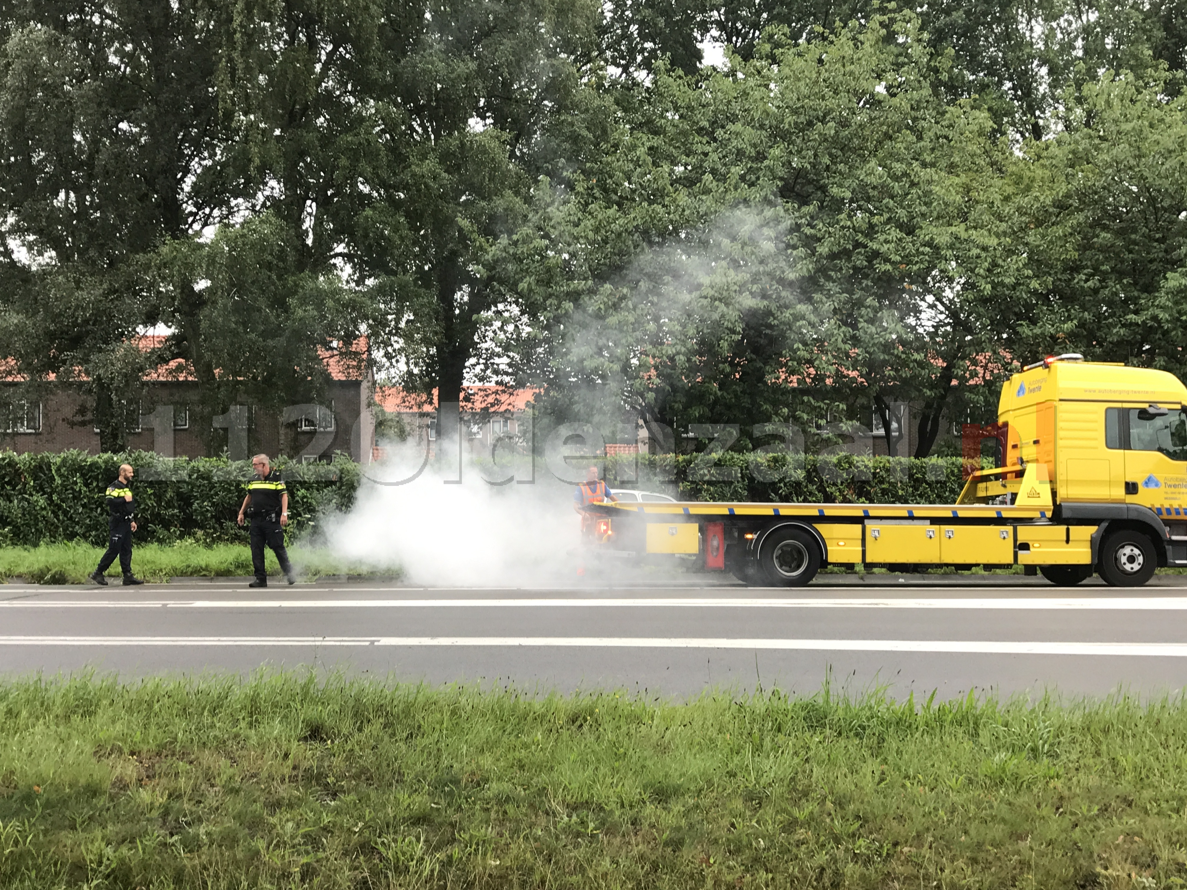 Video: Auto op zijkant rondweg Oldenzaal