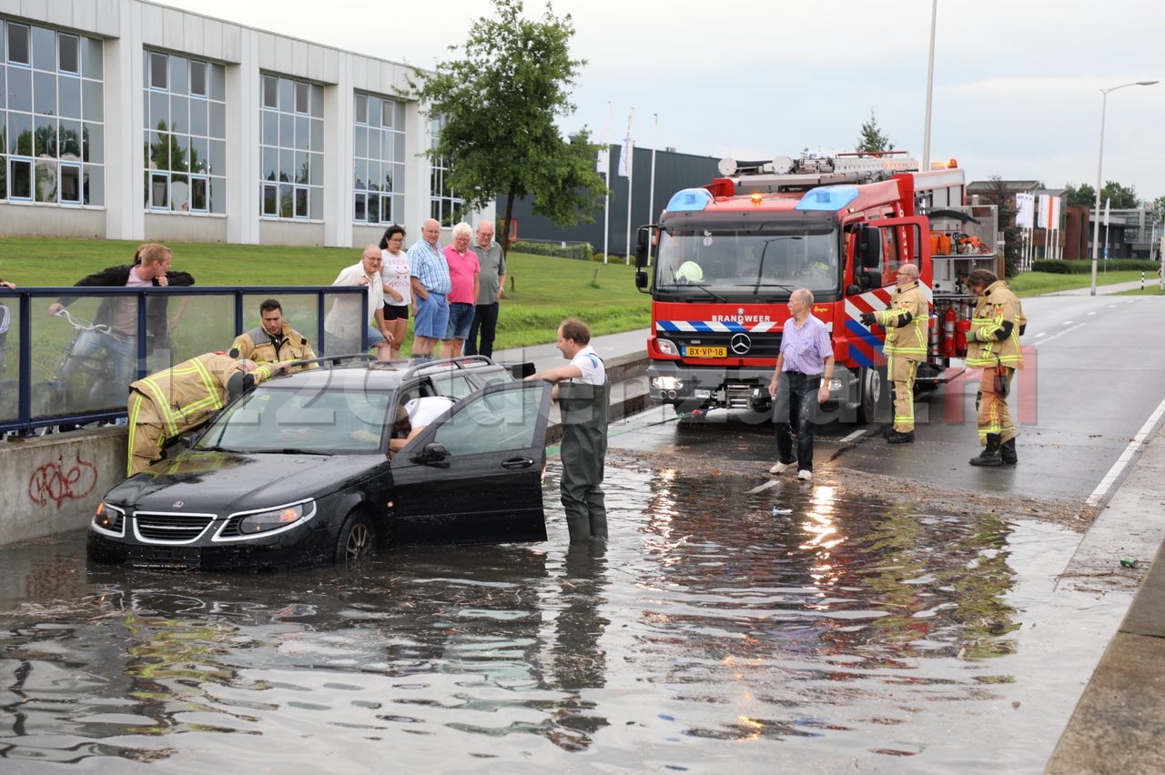 Foto 4: Auto kopje onder in tunnelbak van viaduct na hevige regenval Oldenzaal