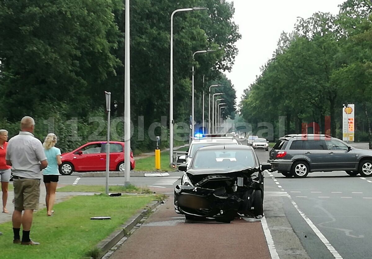 Foto 2: Gewonde bij aanrijding tussen twee auto’s in Oldenzaal