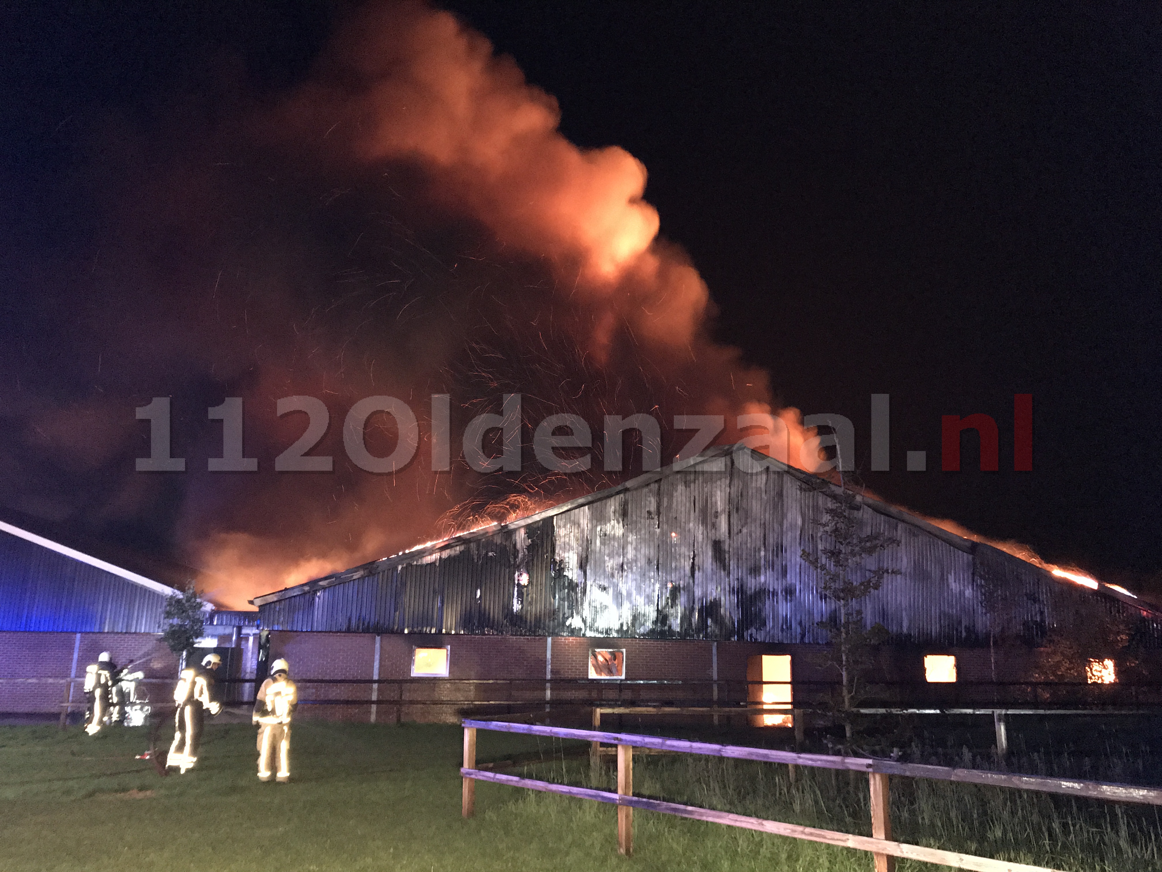 Biggen en varkens omgekomen bij zeer grote brand in twee varkensstallen in Agelo