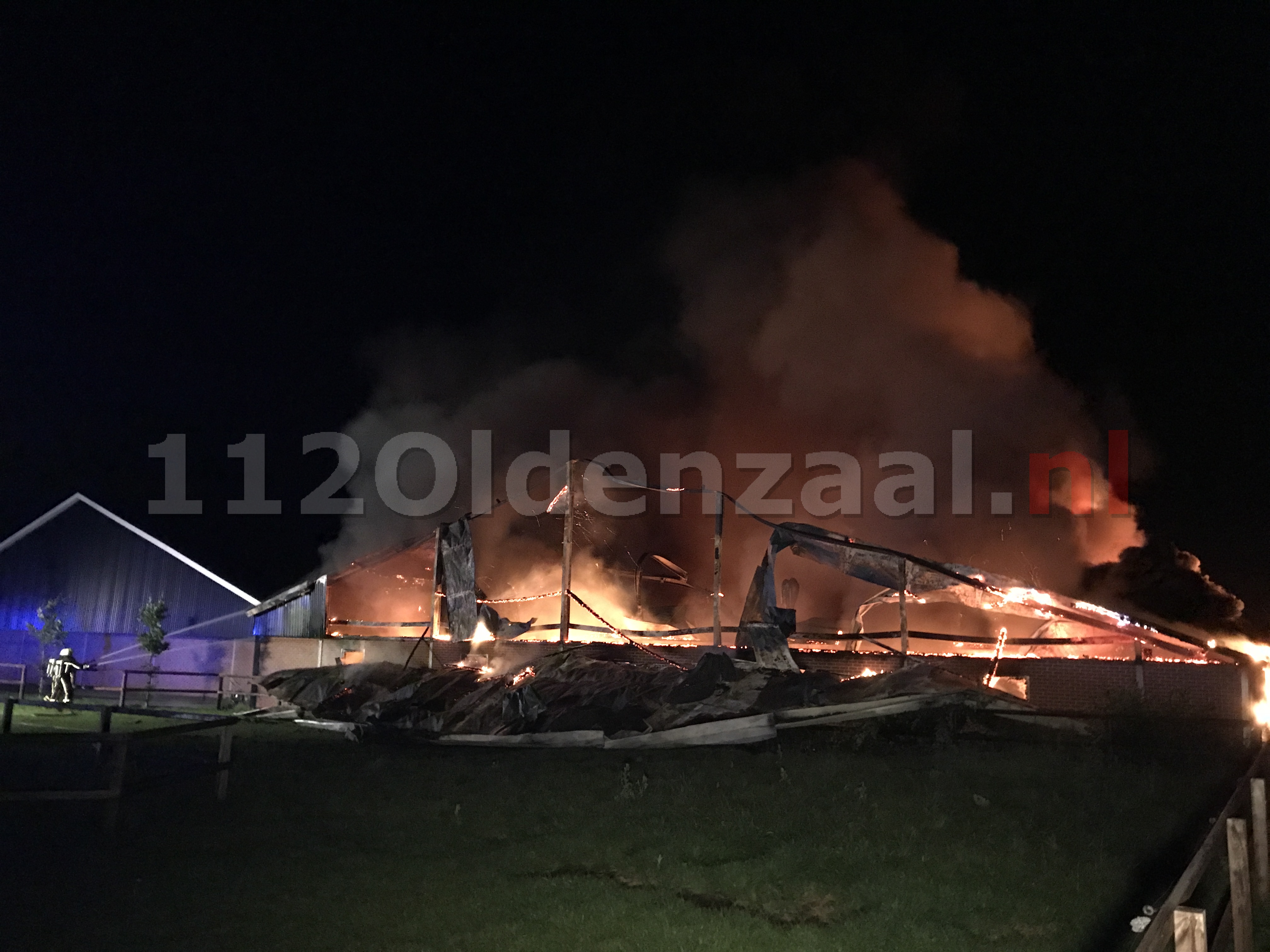 VIDEO: Biggen en varkens omgekomen bij zeer grote brand in twee varkensstallen in Agelo