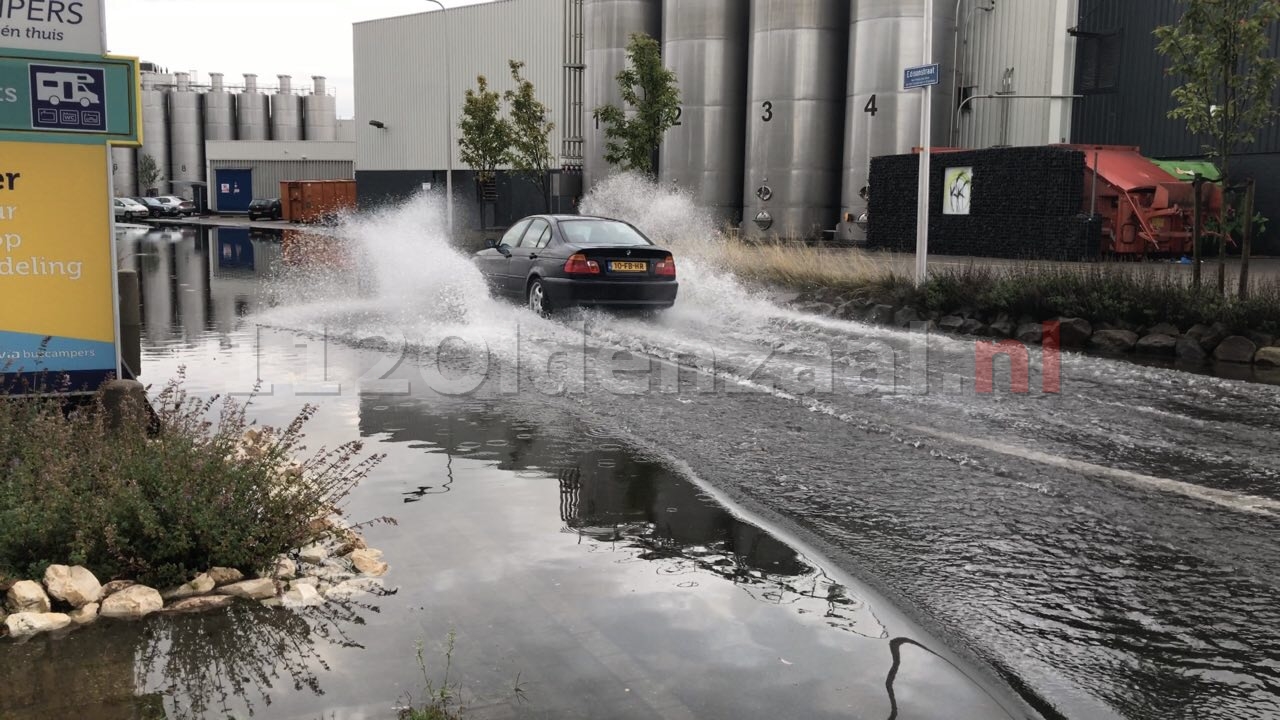 Meerdere straten blank door hevige regenbui