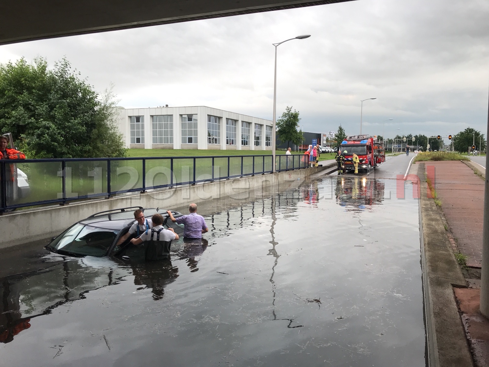 Video: Auto kopje onder in tunnelbak van viaduct na hevige regenval Oldenzaal