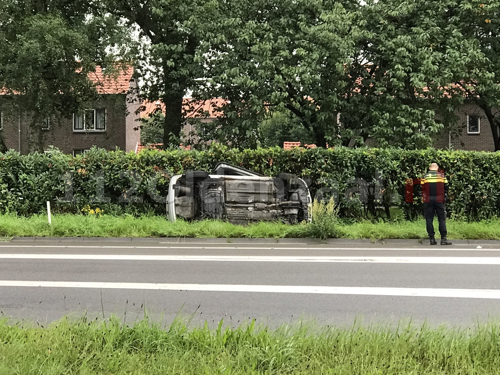 Foto: Auto op zijkant rondweg Oldenzaal