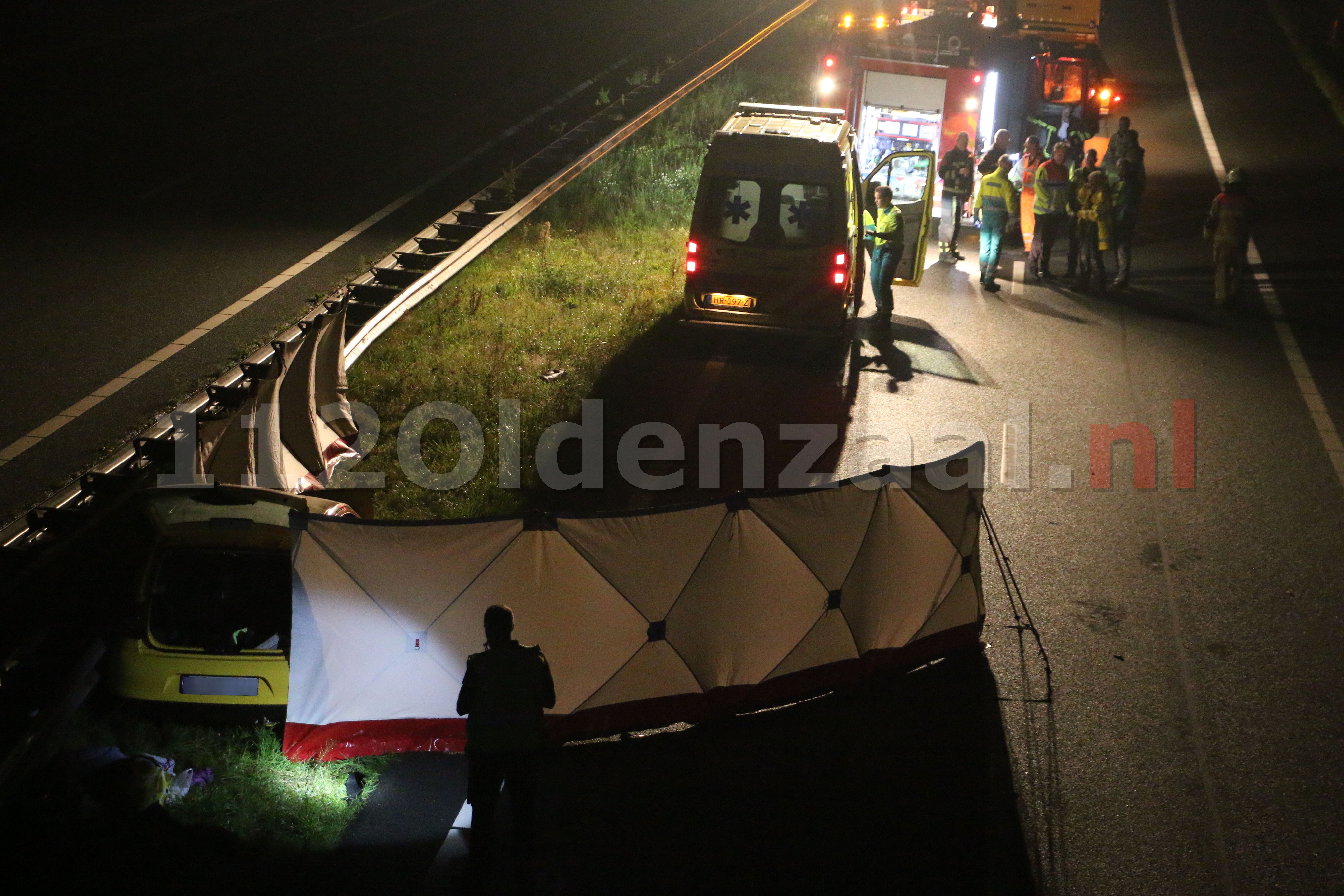 Foto 2: Automobilist omgekomen bij aanrijding op A1 De Lutte; snelweg afgesloten