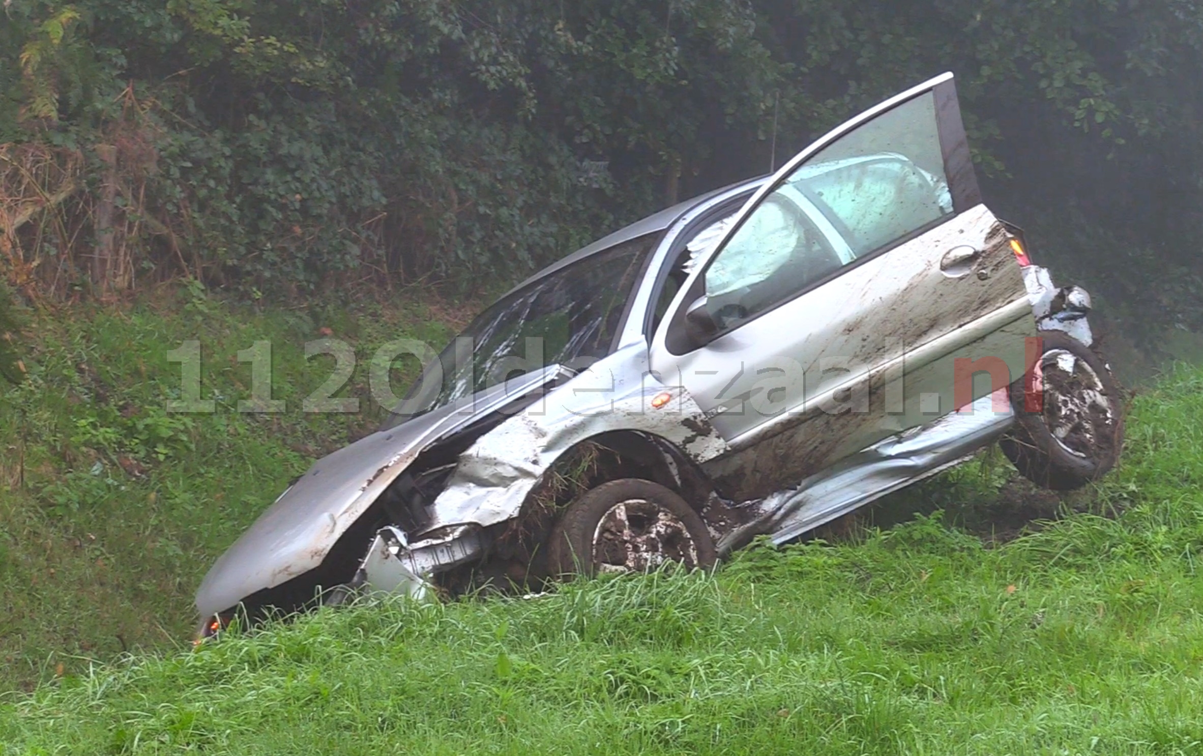 UPDATE: Automobilist valt in slaap en belandt in de sloot A1 bij Oldenzaal