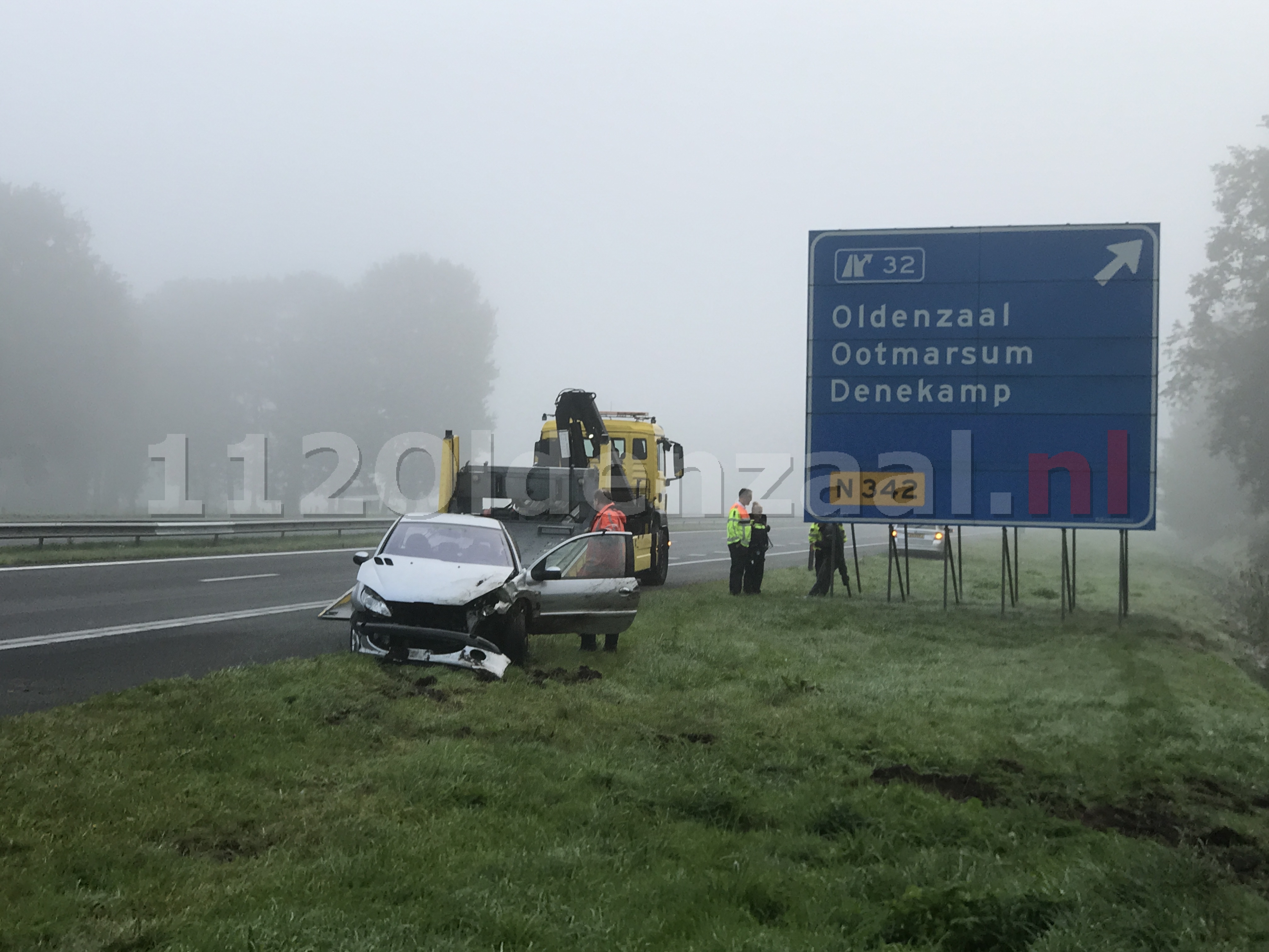 Foto 2: Auto belandt in sloot A1 bij Oldenzaal