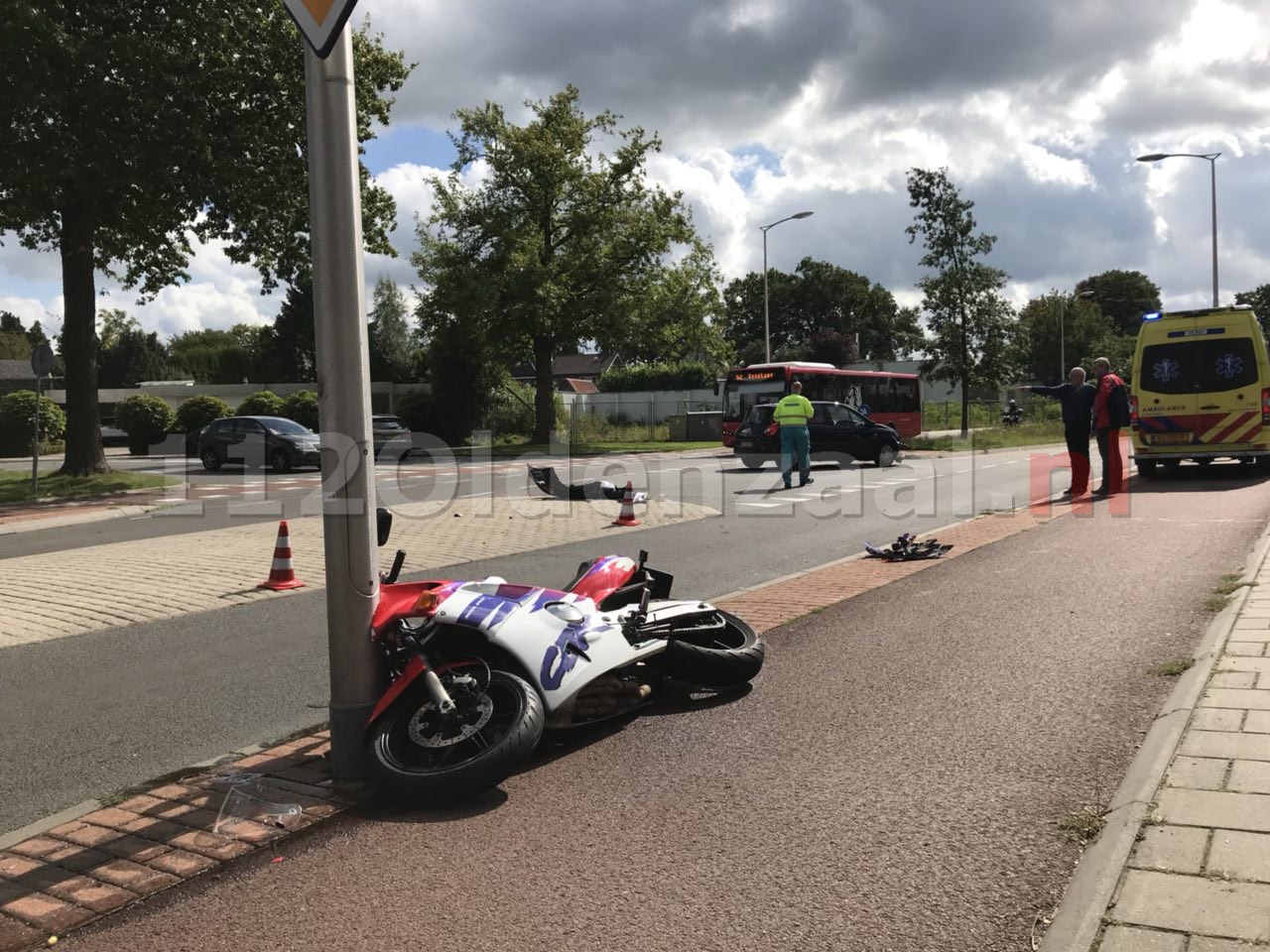 Foto 2: Aanrijding tussen motor en auto Oliemolenstraat Oldenzaal