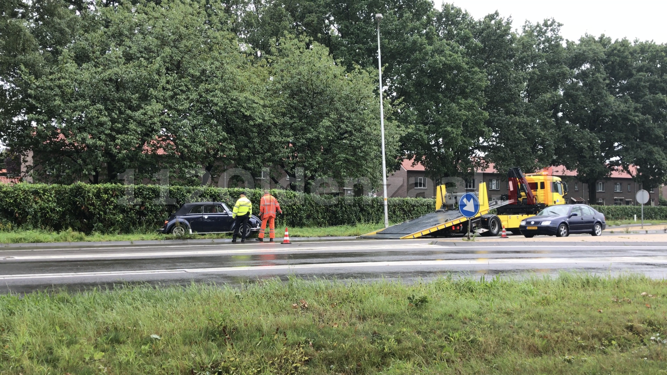 Video: Opnieuw auto in berm Rondweg Oldenzaal